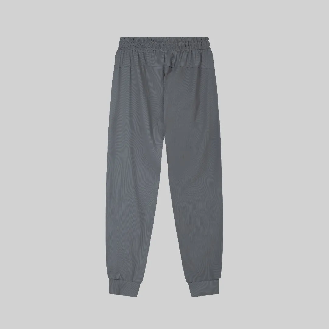 P230 Moncler spring and summer new model, two-color high-quality thin sports and leisure ice silk pants. Smooth, comfortable, anti-wrinkle and traceless pants. 🗯Soft texture, slightly elastic to the touch, cool ice silk pants. Waist elastic band, fashionable version design. 🗯 Neat and neat wiring, suitable for both sports and leisure! It can be easily controlled by all body types. Two classic colors are available. 🗯New summer product. Versatile and easy to match. The upper body is very simple, handsome and stylish. It can be easily controlled by men and women. Color: Black Gray Size: S-XL