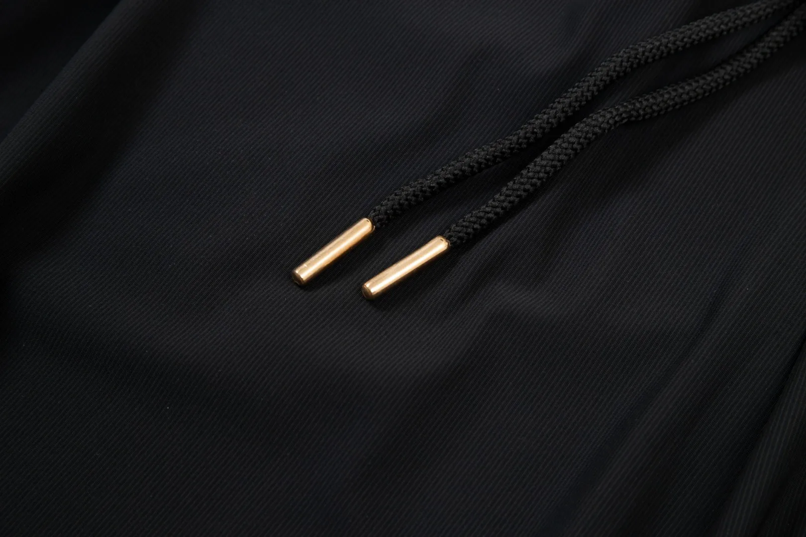 P230 Moncler spring and summer new model, two-color high-quality thin sports and leisure ice silk pants. Smooth, comfortable, anti-wrinkle and traceless pants. 🗯Soft texture, slightly elastic to the touch, cool ice silk pants. Waist elastic band, fashionable version design. 🗯 Neat and neat wiring, suitable for both sports and leisure! It can be easily controlled by all body types. Two classic colors are available. 🗯New summer product. Versatile and easy to match. The upper body is very simple, handsome and stylish. It can be easily controlled by men and women. Color: Black Gray Size: S-XL