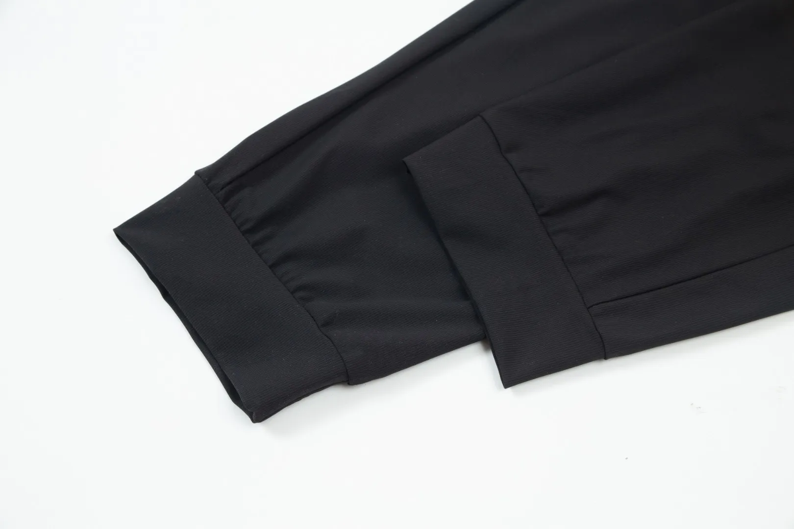 P230 Moncler spring and summer new model, two-color high-quality thin sports and leisure ice silk pants. Smooth, comfortable, anti-wrinkle and traceless pants. 🗯Soft texture, slightly elastic to the touch, cool ice silk pants. Waist elastic band, fashionable version design. 🗯 Neat and neat wiring, suitable for both sports and leisure! It can be easily controlled by all body types. Two classic colors are available. 🗯New summer product. Versatile and easy to match. The upper body is very simple, handsome and stylish. It can be easily controlled by men and women. Color: Black Gray Size: S-XL