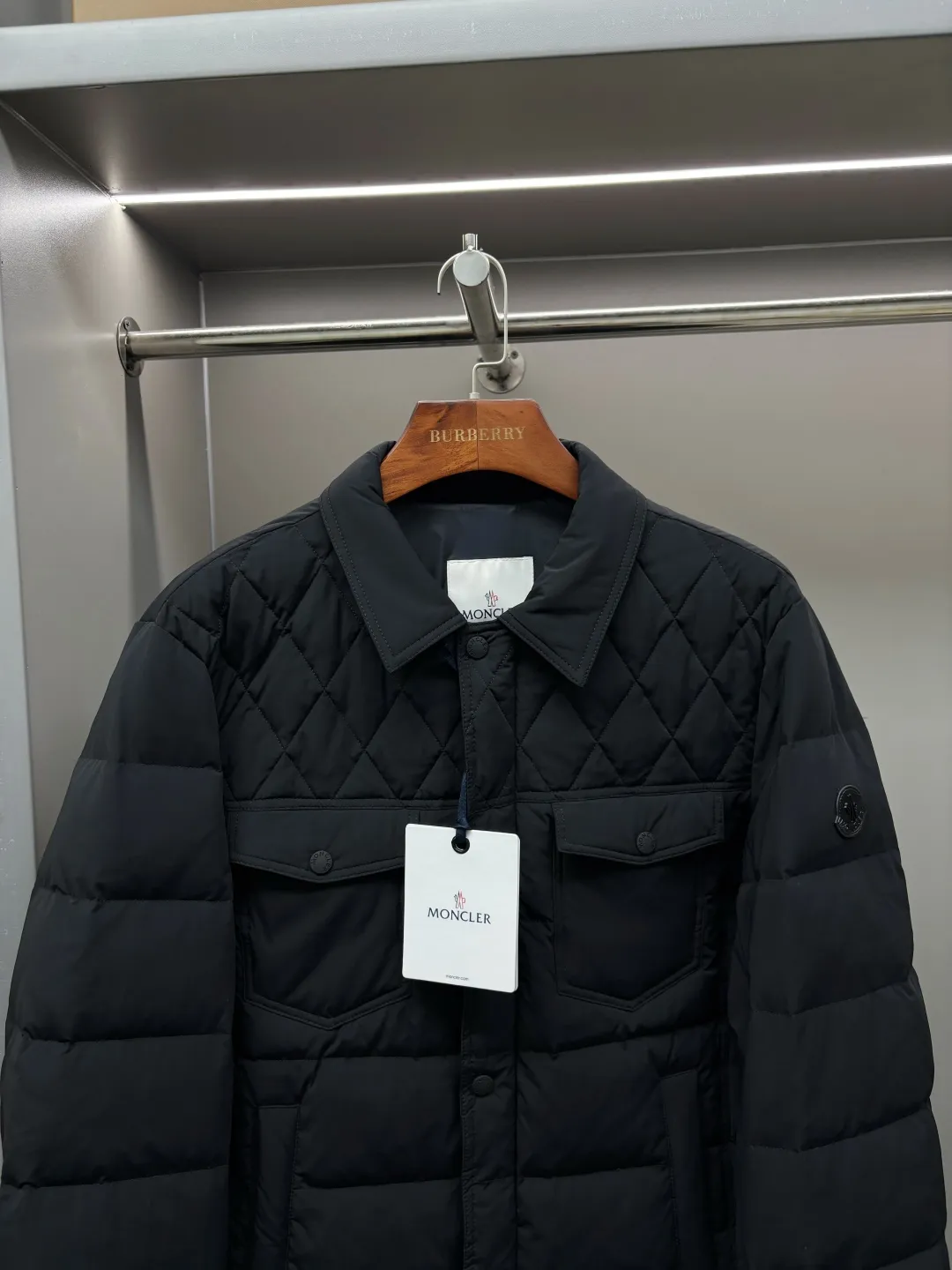 P890 Moncler's new diamond plaid splicing down jacket uses European aesthetic diamond plaid to continue writing the artistic chapter of down jackets. Inspired by the classic European quilting technology MORGLELLI three-dimensional diamond plaid breaks the monotony of the plane and reshapes the down outline with geometric language. Every inch of quilting is a precise measurement of warmth. [Ingenious weaving, lightness to travel with] ▫️ Selected imported 90% white duck down filling Fluffy and soft, locking in every body temperature ▫️ Micro-glossy windproof fabric, low-key texture, no fear of urban wind and rain ▫️ Slim-fitting three-dimensional tailoring, fit the body shape, say goodbye to winter bloat ▫️ Custom-made accessories at the counter, original one-to-one production [Every detail is ingenious] → Lapel design, fitting the neck line → Invisible side pockets, both practical and beautiful → Precise routing technology, each rhombus is even and full Size: M-XXXL Color: Black Royal Blue