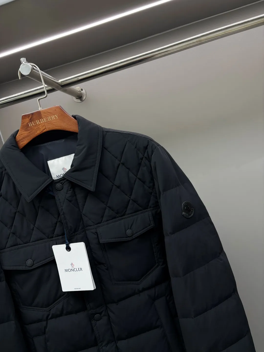 P890 Moncler's new diamond plaid splicing down jacket uses European aesthetic diamond plaid to continue writing the artistic chapter of down jackets. Inspired by the classic European quilting technology MORGLELLI three-dimensional diamond plaid breaks the monotony of the plane and reshapes the down outline with geometric language. Every inch of quilting is a precise measurement of warmth. [Ingenious weaving, lightness to travel with] ▫️ Selected imported 90% white duck down filling Fluffy and soft, locking in every body temperature ▫️ Micro-glossy windproof fabric, low-key texture, no fear of urban wind and rain ▫️ Slim-fitting three-dimensional tailoring, fit the body shape, say goodbye to winter bloat ▫️ Custom-made accessories at the counter, original one-to-one production [Every detail is ingenious] → Lapel design, fitting the neck line → Invisible side pockets, both practical and beautiful → Precise routing technology, each rhombus is even and full Size: M-XXXL Color: Black Royal Blue