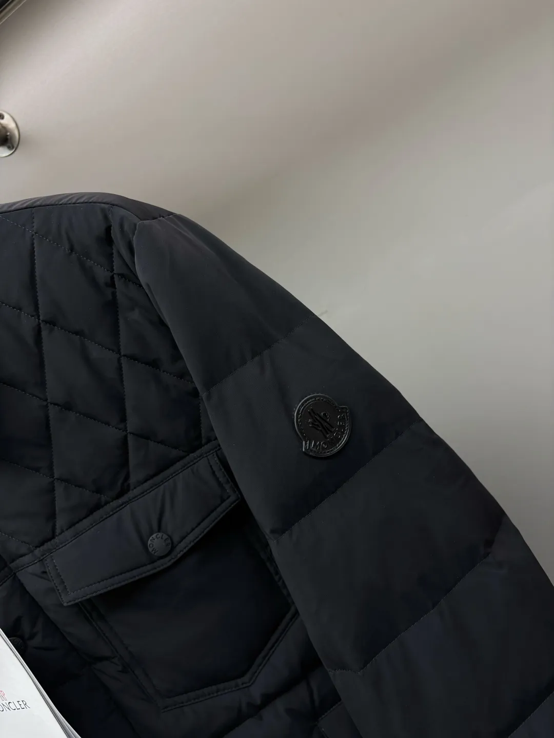 P890 Moncler's new diamond plaid splicing down jacket uses European aesthetic diamond plaid to continue writing the artistic chapter of down jackets. Inspired by the classic European quilting technology MORGLELLI three-dimensional diamond plaid breaks the monotony of the plane and reshapes the down outline with geometric language. Every inch of quilting is a precise measurement of warmth. [Ingenious weaving, lightness to travel with] ▫️ Selected imported 90% white duck down filling Fluffy and soft, locking in every body temperature ▫️ Micro-glossy windproof fabric, low-key texture, no fear of urban wind and rain ▫️ Slim-fitting three-dimensional tailoring, fit the body shape, say goodbye to winter bloat ▫️ Custom-made accessories at the counter, original one-to-one production [Every detail is ingenious] → Lapel design, fitting the neck line → Invisible side pockets, both practical and beautiful → Precise routing technology, each rhombus is even and full Size: M-XXXL Color: Black Royal Blue