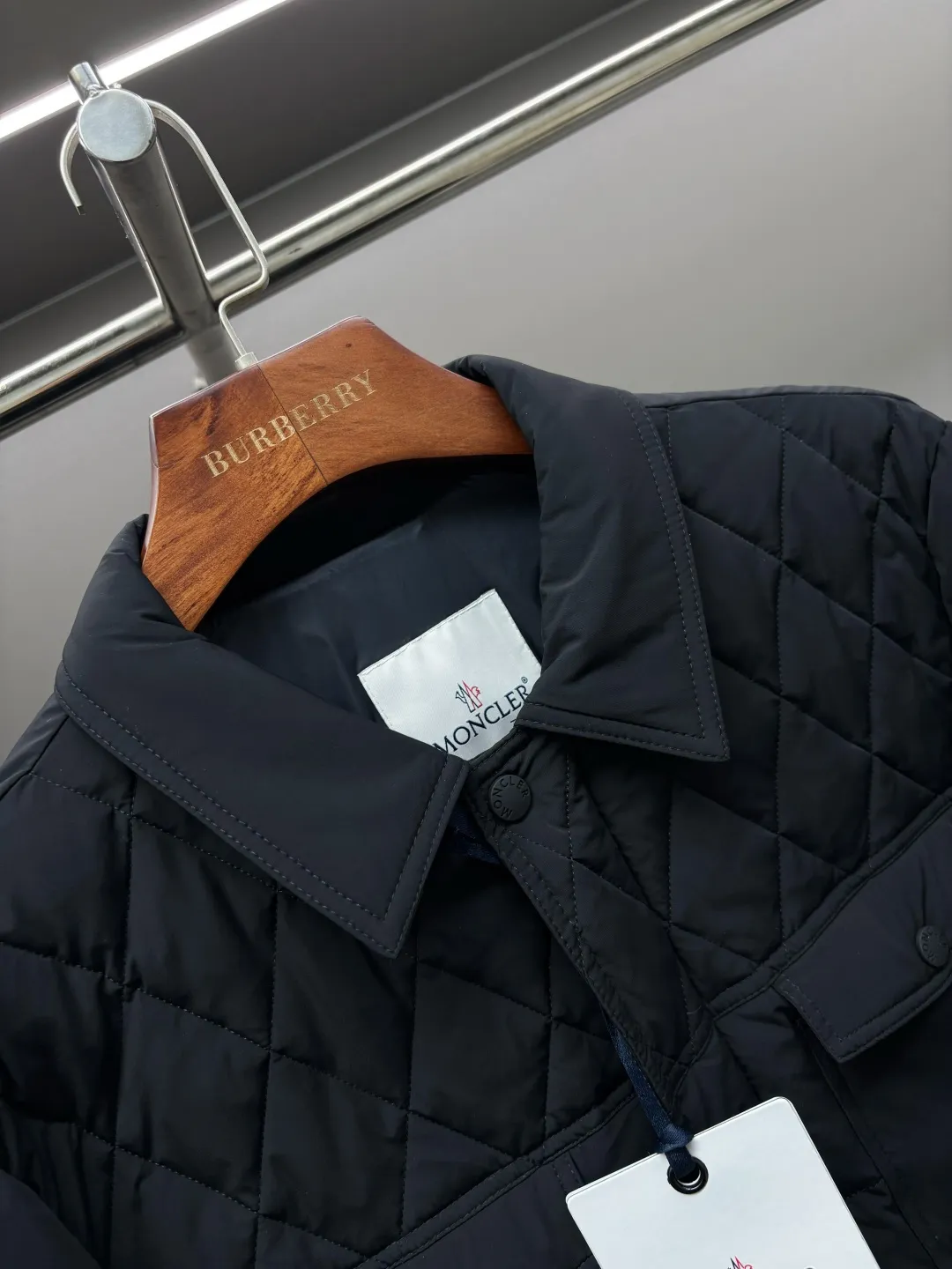 P890 Moncler's new diamond plaid splicing down jacket uses European aesthetic diamond plaid to continue writing the artistic chapter of down jackets. Inspired by the classic European quilting technology MORGLELLI three-dimensional diamond plaid breaks the monotony of the plane and reshapes the down outline with geometric language. Every inch of quilting is a precise measurement of warmth. [Ingenious weaving, lightness to travel with] ▫️ Selected imported 90% white duck down filling Fluffy and soft, locking in every body temperature ▫️ Micro-glossy windproof fabric, low-key texture, no fear of urban wind and rain ▫️ Slim-fitting three-dimensional tailoring, fit the body shape, say goodbye to winter bloat ▫️ Custom-made accessories at the counter, original one-to-one production [Every detail is ingenious] → Lapel design, fitting the neck line → Invisible side pockets, both practical and beautiful → Precise routing technology, each rhombus is even and full Size: M-XXXL Color: Black Royal Blue