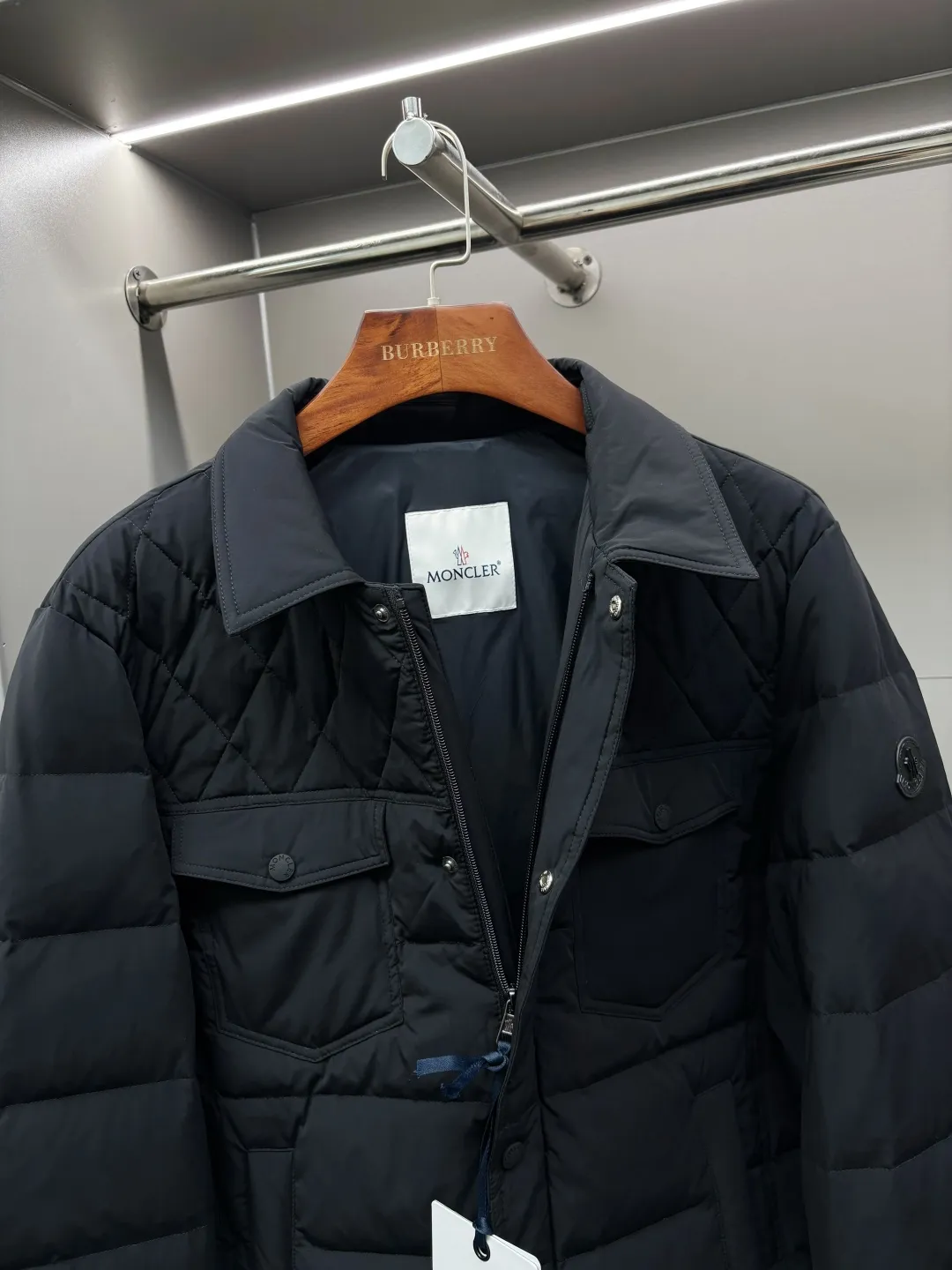 P890 Moncler's new diamond plaid splicing down jacket uses European aesthetic diamond plaid to continue writing the artistic chapter of down jackets. Inspired by the classic European quilting technology MORGLELLI three-dimensional diamond plaid breaks the monotony of the plane and reshapes the down outline with geometric language. Every inch of quilting is a precise measurement of warmth. [Ingenious weaving, lightness to travel with] ▫️ Selected imported 90% white duck down filling Fluffy and soft, locking in every body temperature ▫️ Micro-glossy windproof fabric, low-key texture, no fear of urban wind and rain ▫️ Slim-fitting three-dimensional tailoring, fit the body shape, say goodbye to winter bloat ▫️ Custom-made accessories at the counter, original one-to-one production [Every detail is ingenious] → Lapel design, fitting the neck line → Invisible side pockets, both practical and beautiful → Precise routing technology, each rhombus is even and full Size: M-XXXL Color: Black Royal Blue