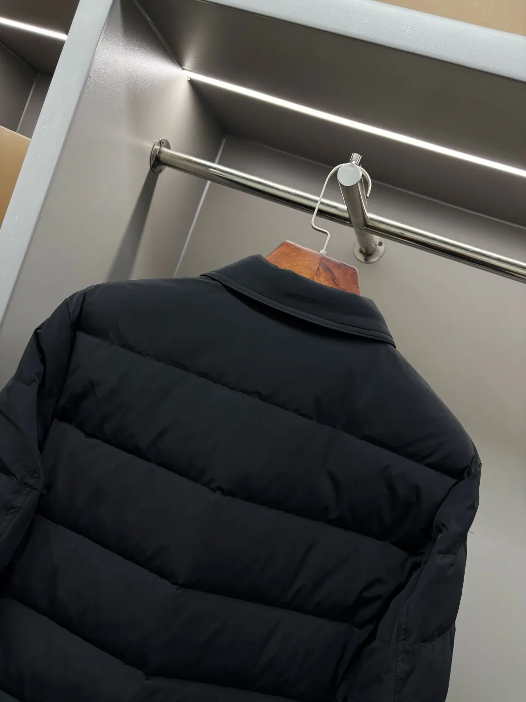 P890 Moncler's new diamond plaid splicing down jacket uses European aesthetic diamond plaid to continue writing the artistic chapter of down jackets. Inspired by the classic European quilting technology MORGLELLI three-dimensional diamond plaid breaks the monotony of the plane and reshapes the down outline with geometric language. Every inch of quilting is a precise measurement of warmth. [Ingenious weaving, lightness to travel with] ▫️ Selected imported 90% white duck down filling Fluffy and soft, locking in every body temperature ▫️ Micro-glossy windproof fabric, low-key texture, no fear of urban wind and rain ▫️ Slim-fitting three-dimensional tailoring, fit the body shape, say goodbye to winter bloat ▫️ Custom-made accessories at the counter, original one-to-one production [Every detail is ingenious] → Lapel design, fitting the neck line → Invisible side pockets, both practical and beautiful → Precise routing technology, each rhombus is even and full Size: M-XXXL Color: Black Royal Blue