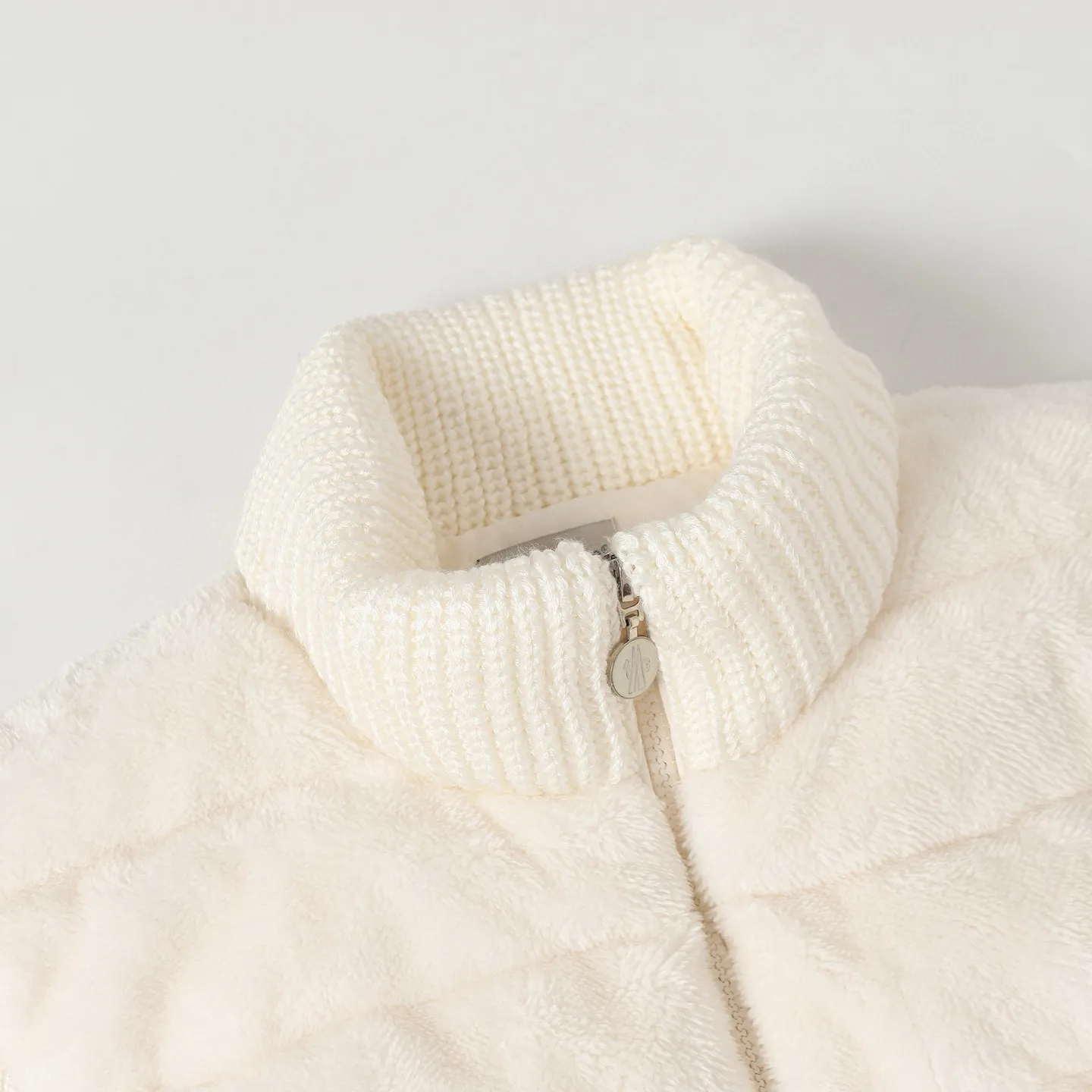 P580 🔥Moncler Women's Wool Teddy Down Jacket. This cardigan is made of wool and teddy style fabrics, providing a soft and comfortable wearing experience. Midweight knitted piece with down-filled front and back that can easily be worn as a outer layer in warmer weather. Fabric: Sleeves and collar made of woolen wool, Longue saison lining, 90% goose down, Craftsmanship: Front and back filled with down teddy style, purl stitch, 5 stitches, zipper closure, zipper pockets, ribbed cuffs Style: A75# Color: Pink White Gray Size: S M L