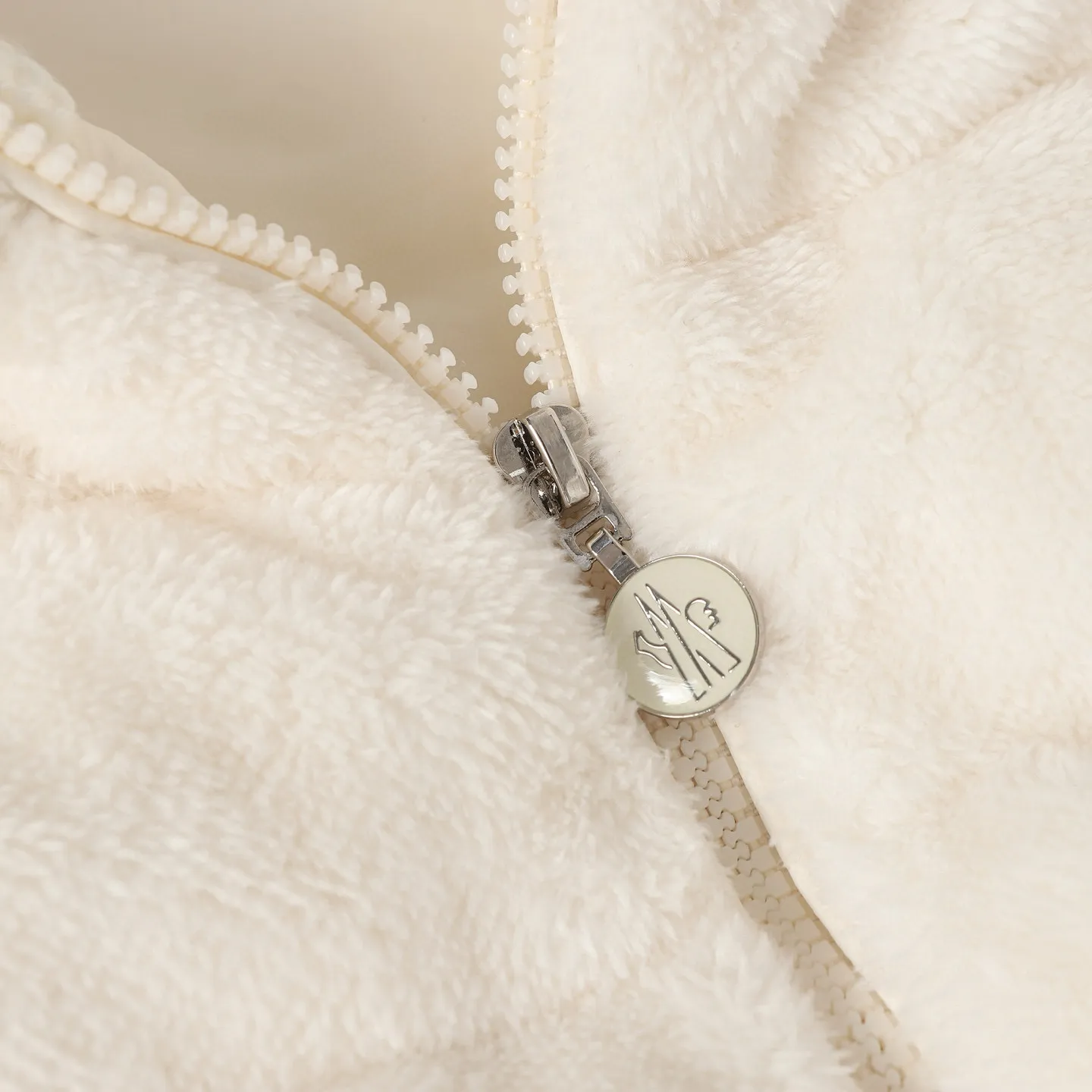 P580 🔥Moncler Women's Wool Teddy Down Jacket. This cardigan is made of wool and teddy style fabrics, providing a soft and comfortable wearing experience. Midweight knitted piece with down-filled front and back that can easily be worn as a outer layer in warmer weather. Fabric: Sleeves and collar made of woolen wool, Longue saison lining, 90% goose down, Craftsmanship: Front and back filled with down teddy style, purl stitch, 5 stitches, zipper closure, zipper pockets, ribbed cuffs Style: A75# Color: Pink White Gray Size: S M L
