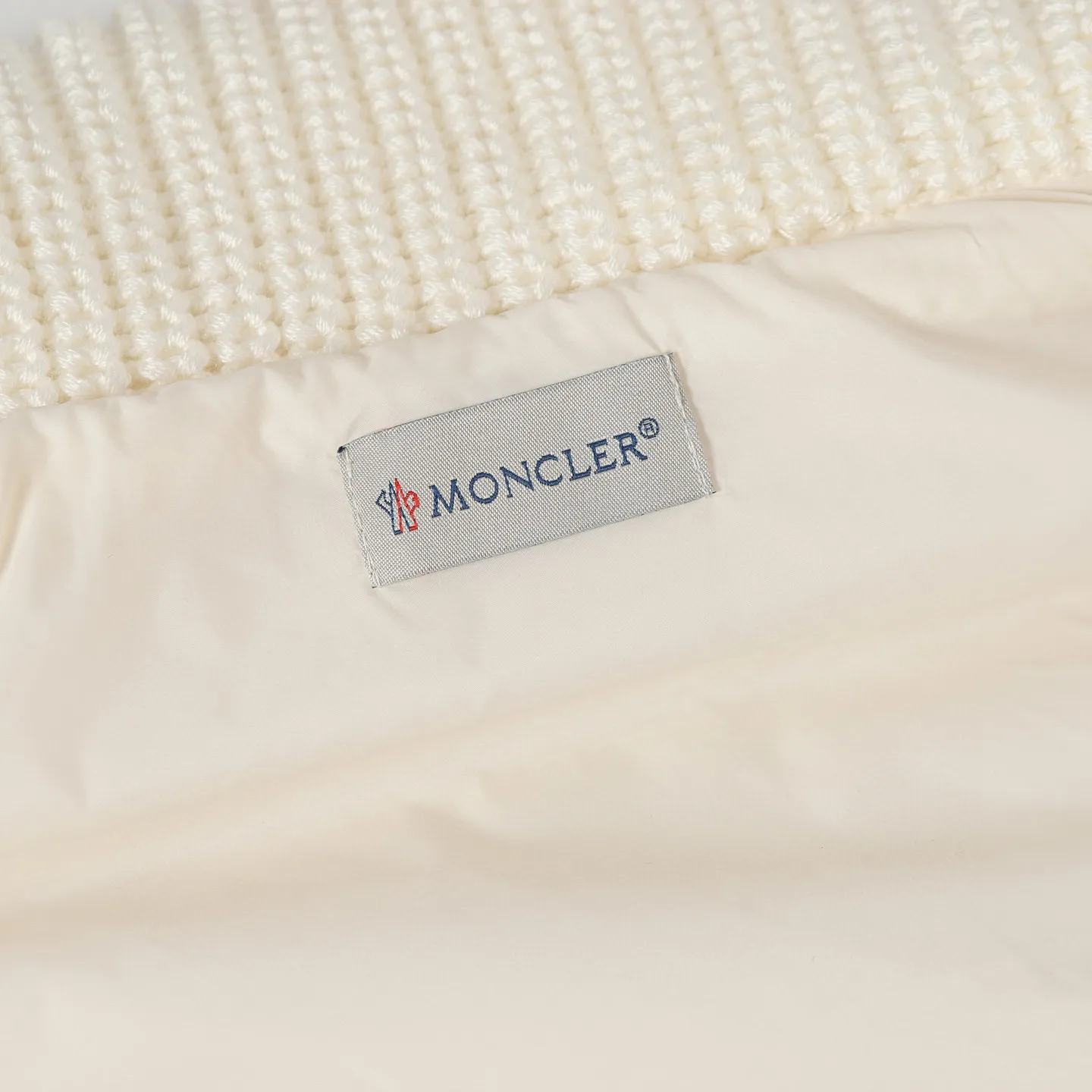 P580 🔥Moncler Women's Wool Teddy Down Jacket. This cardigan is made of wool and teddy style fabrics, providing a soft and comfortable wearing experience. Midweight knitted piece with down-filled front and back that can easily be worn as a outer layer in warmer weather. Fabric: Sleeves and collar made of woolen wool, Longue saison lining, 90% goose down, Craftsmanship: Front and back filled with down teddy style, purl stitch, 5 stitches, zipper closure, zipper pockets, ribbed cuffs Style: A75# Color: Pink White Gray Size: S M L