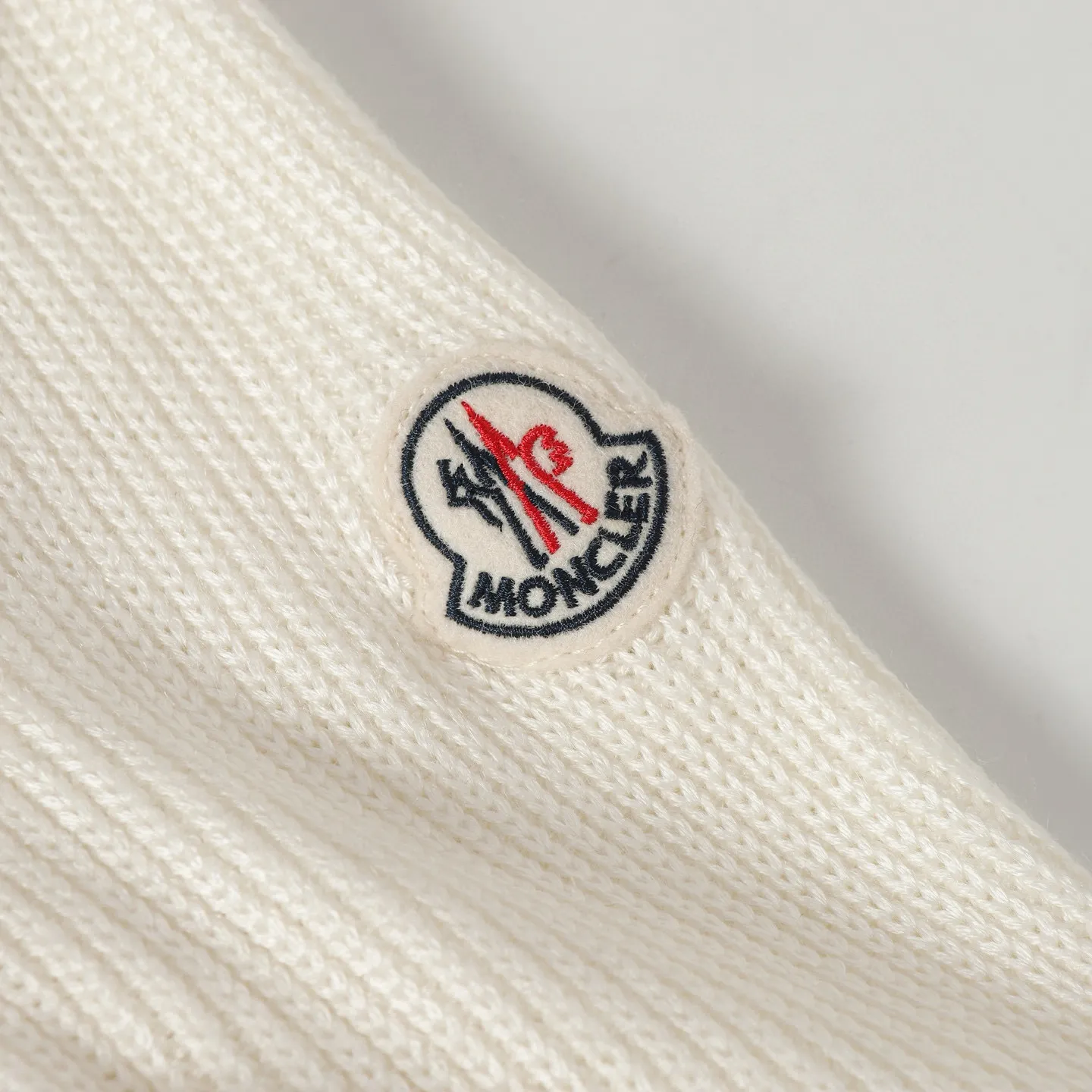 P580 🔥Moncler Women's Wool Teddy Down Jacket. This cardigan is made of wool and teddy style fabrics, providing a soft and comfortable wearing experience. Midweight knitted piece with down-filled front and back that can easily be worn as a outer layer in warmer weather. Fabric: Sleeves and collar made of woolen wool, Longue saison lining, 90% goose down, Craftsmanship: Front and back filled with down teddy style, purl stitch, 5 stitches, zipper closure, zipper pockets, ribbed cuffs Style: A75# Color: Pink White Gray Size: S M L