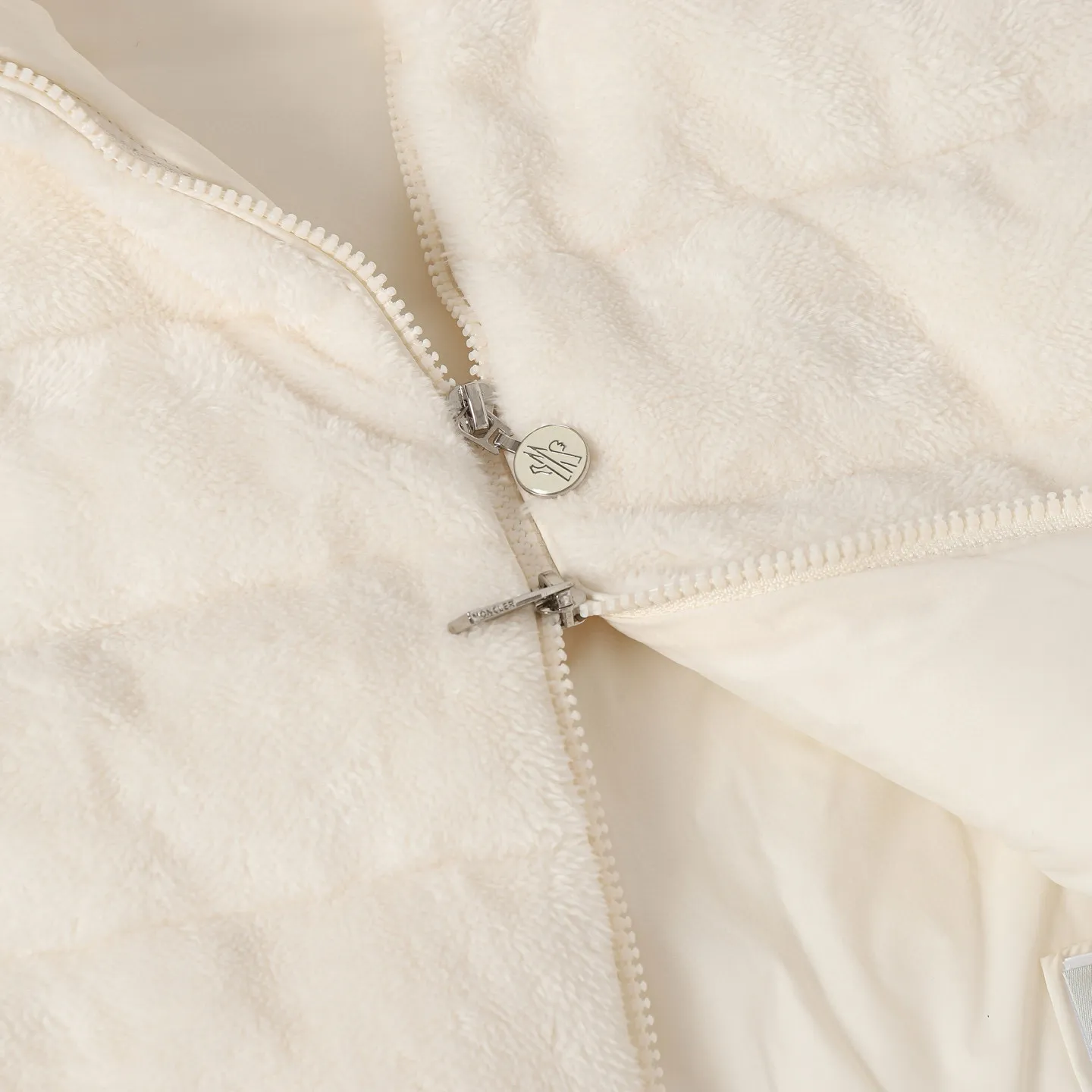 P580 🔥Moncler Women's Wool Teddy Down Jacket. This cardigan is made of wool and teddy style fabrics, providing a soft and comfortable wearing experience. Midweight knitted piece with down-filled front and back that can easily be worn as a outer layer in warmer weather. Fabric: Sleeves and collar made of woolen wool, Longue saison lining, 90% goose down, Craftsmanship: Front and back filled with down teddy style, purl stitch, 5 stitches, zipper closure, zipper pockets, ribbed cuffs Style: A75# Color: Pink White Gray Size: S M L