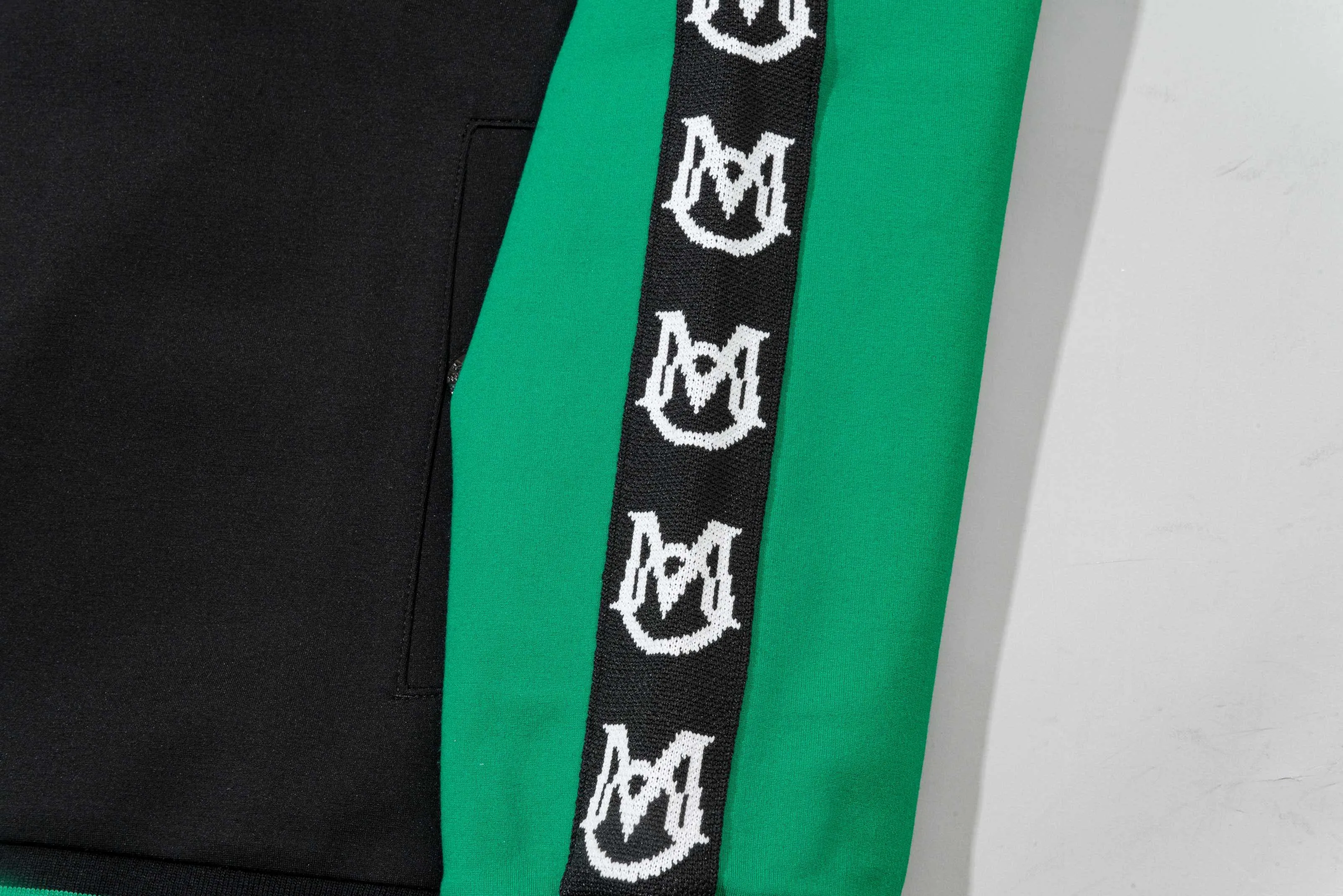 P270 MONCLER/Mask Custom fabric suit zipper jacket Color block design embroidered micro-label LOGO hand sleeve webbing technology Official synchronization High version High quality Fashion personality Versatile trend Pure original quality Original fabric Hang tag Collar label Washed wheat Complete three standards Color: black and white. Black green. Black yellow. Size: S-2XL