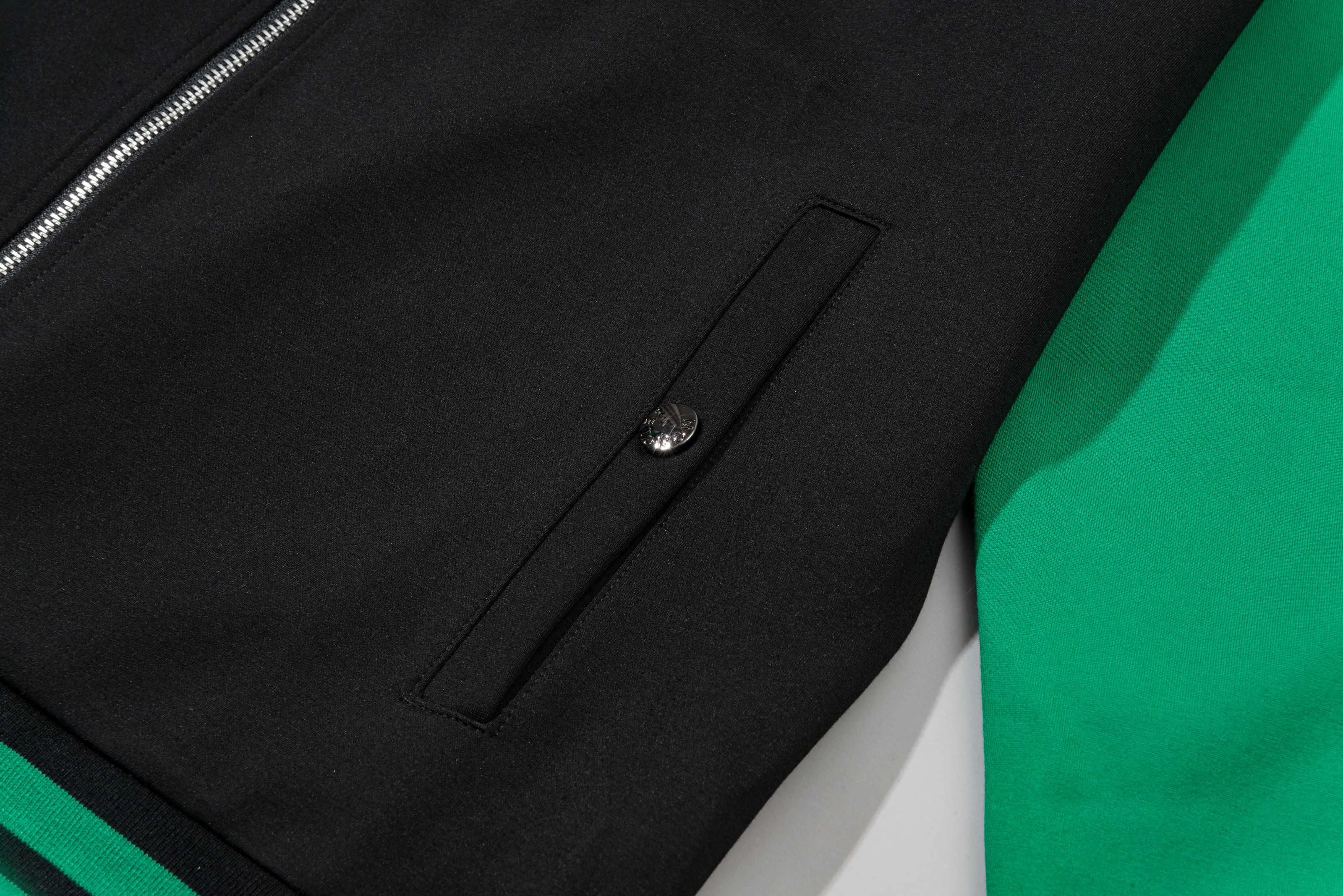 P270 MONCLER/Mask Custom fabric suit zipper jacket Color block design embroidered micro-label LOGO hand sleeve webbing technology Official synchronization High version High quality Fashion personality Versatile trend Pure original quality Original fabric Hang tag Collar label Washed wheat Complete three standards Color: black and white. Black green. Black yellow. Size: S-2XL