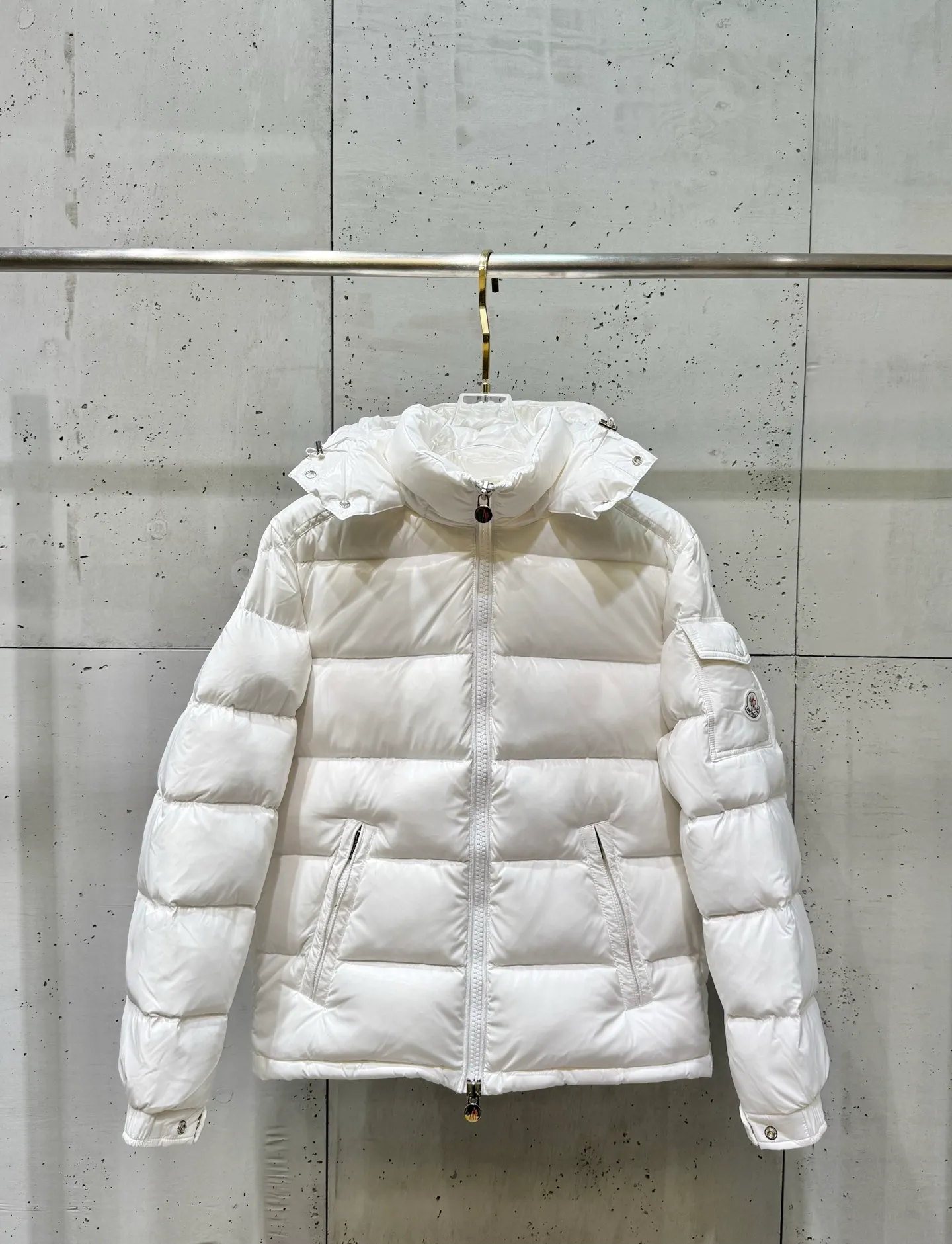 The same style as P760 Moncler Maya Maya Feather Emperor Eason Chan, a short down jacket with a handsome upper body. It won’t look so bloated! Celebrities are afraid of matching styles, but this down has been worn by almost all celebrities in the entertainment industry. Why? Because it is truly a classic! And you can’t go wrong wearing it in winter, it’s very warm, and it won’t run out of lint! Cold winter! Get your winter clothes ready! Super warm, ready-available goose down all year round Code number: 12345