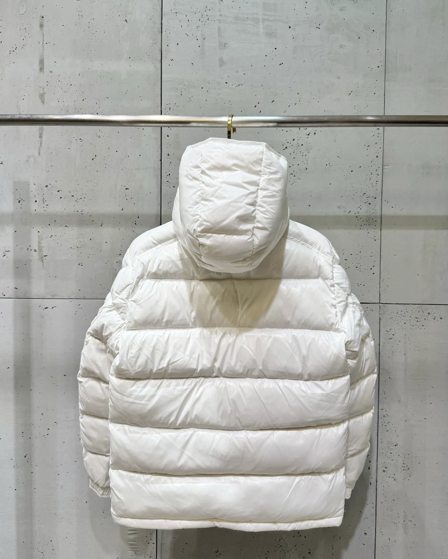 The same style as P760 Moncler Maya Maya Feather Emperor Eason Chan, a short down jacket with a handsome upper body. It won’t look so bloated! Celebrities are afraid of matching styles, but this down has been worn by almost all celebrities in the entertainment industry. Why? Because it is truly a classic! And you can’t go wrong wearing it in winter, it’s very warm, and it won’t run out of lint! Cold winter! Get your winter clothes ready! Super warm, ready-available goose down all year round Code number: 12345