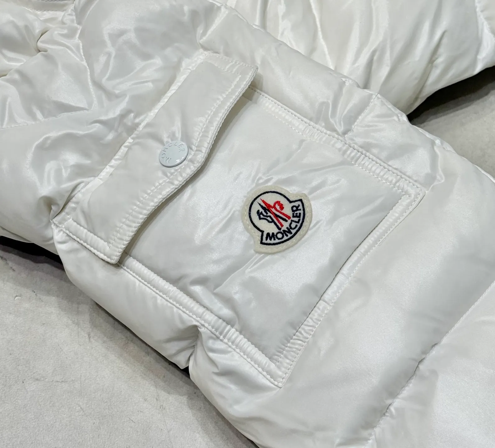 The same style as P760 Moncler Maya Maya Feather Emperor Eason Chan, a short down jacket with a handsome upper body. It won’t look so bloated! Celebrities are afraid of matching styles, but this down has been worn by almost all celebrities in the entertainment industry. Why? Because it is truly a classic! And you can’t go wrong wearing it in winter, it’s very warm, and it won’t run out of lint! Cold winter! Get your winter clothes ready! Super warm, ready-available goose down all year round Code number: 12345