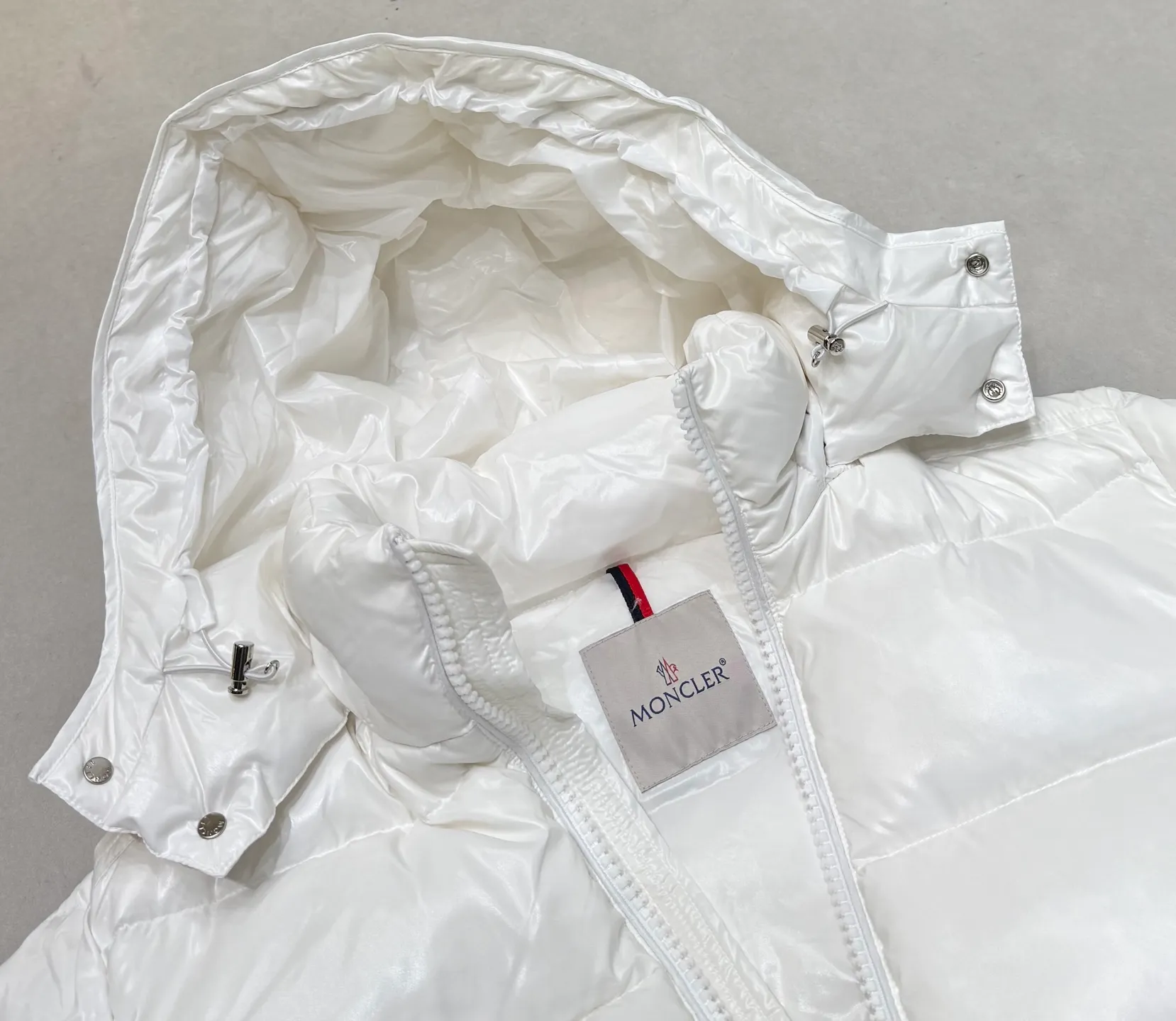 The same style as P760 Moncler Maya Maya Feather Emperor Eason Chan, a short down jacket with a handsome upper body. It won’t look so bloated! Celebrities are afraid of matching styles, but this down has been worn by almost all celebrities in the entertainment industry. Why? Because it is truly a classic! And you can’t go wrong wearing it in winter, it’s very warm, and it won’t run out of lint! Cold winter! Get your winter clothes ready! Super warm, ready-available goose down all year round Code number: 12345