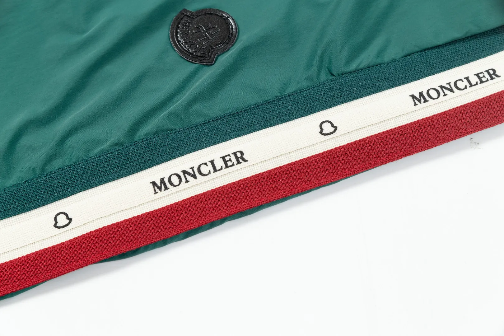 P190 Moncler/Moncler 2025 new fashion casual shorts, the most fashionable and latest logo decorated versatile casual shorts! The 25-year-old limited-edition trousers are a must-have item for all trendy men, and are a very popular style. A classic, luxurious and charming model, with super good looks and great matching effect. This is an exquisite and fashionable item! The absolute signature product is also the most worth buying. Versatile fashionable temperament, with high-street and personalized effects, full of attractions. Whether it is from the overall design of the pants body or the smallest details, you can feel the ultra-high standard of this style. The grade is very extraordinary and it is in line with the current trend aesthetic. The upper body is youthful and energetic, showing off your own taste and style. It is perfect. Made of top-grade polyester fiber cotton fabric, the overall touch is extremely comfortable and the skin-friendly effect is high-grade. This item is destined to be worn on the high street and perfectly meets the needs of various wearing occasions. Size: L～4XL