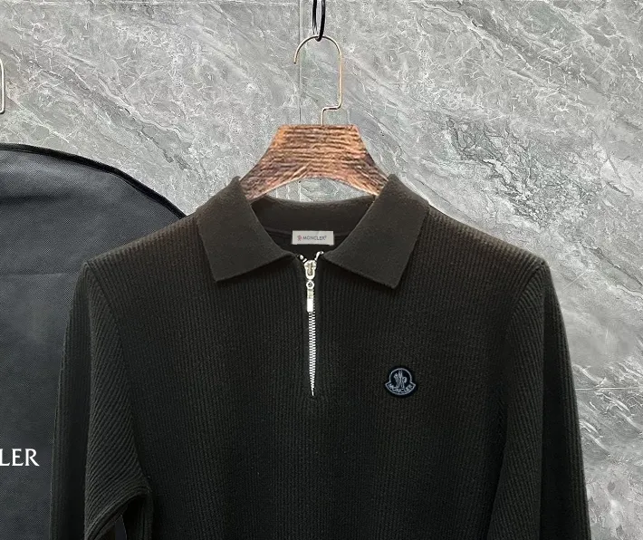P250 Moncler masked zipper lapel sweater, the latest 2025 casual Polo wool sweater.  The texture is delicate, soft and comfortable, skin-friendly and warm, not easy to deform, simple and high-end style, and the logo on the chest is very exquisite and perfect! The upper body effect is very strong 👍 Color: black, gray Size: S-XL