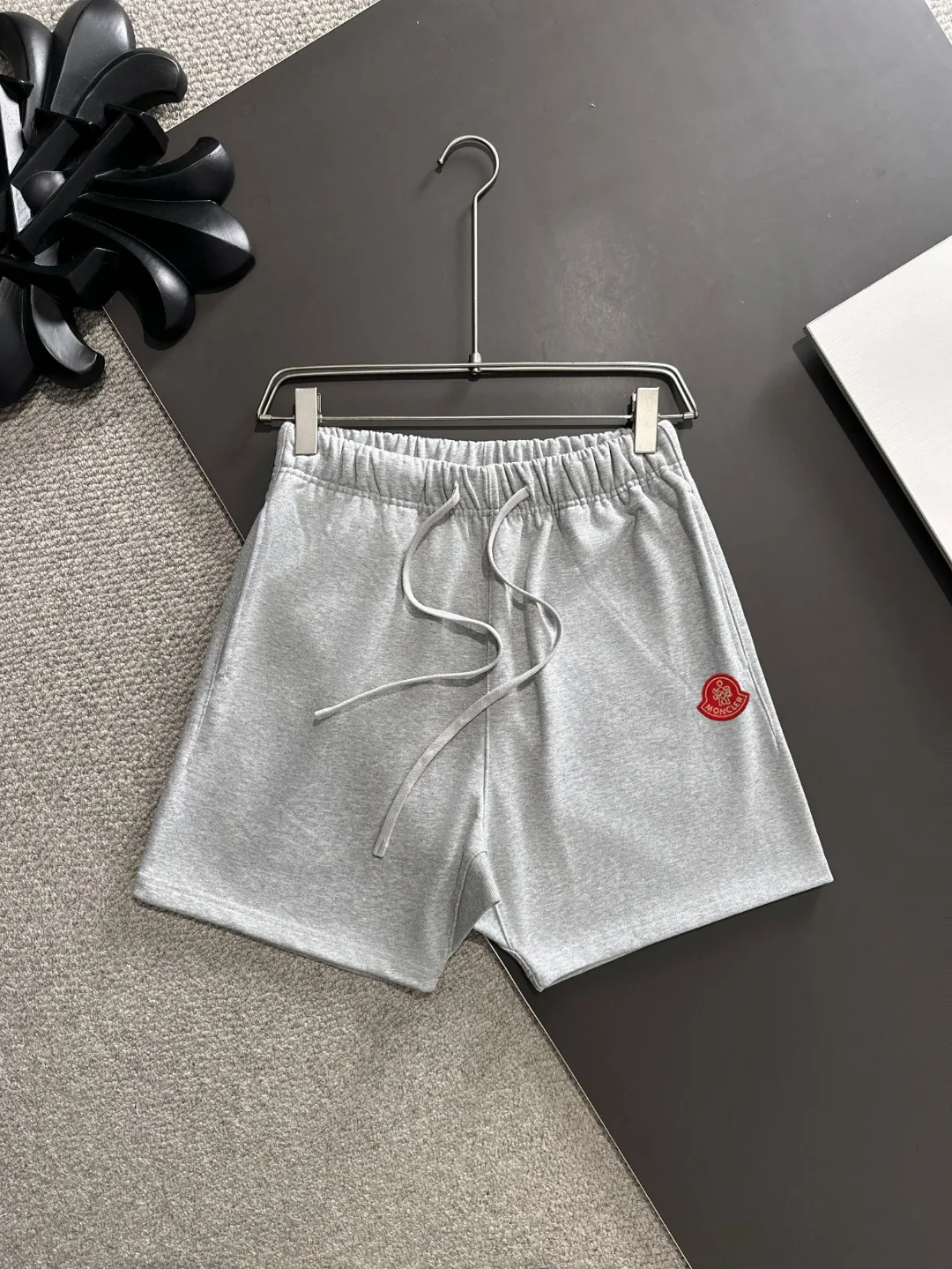 Next day shipment P300 High quality MONCLER/muzzle 2025 spring and summer new style high-definition elastic band casual solid color loose shorts, made with machines imported from Italy. The hem of the trousers is stitched with two needles. The stitching is fine and firm. The fabric is customized at the counter and has high breathability and comfort. The details are impeccable. The brand element design concept reflects high quality. It feels delicate and soft! It presents a casual cut and the upper body shape is great! Size: S-XXL