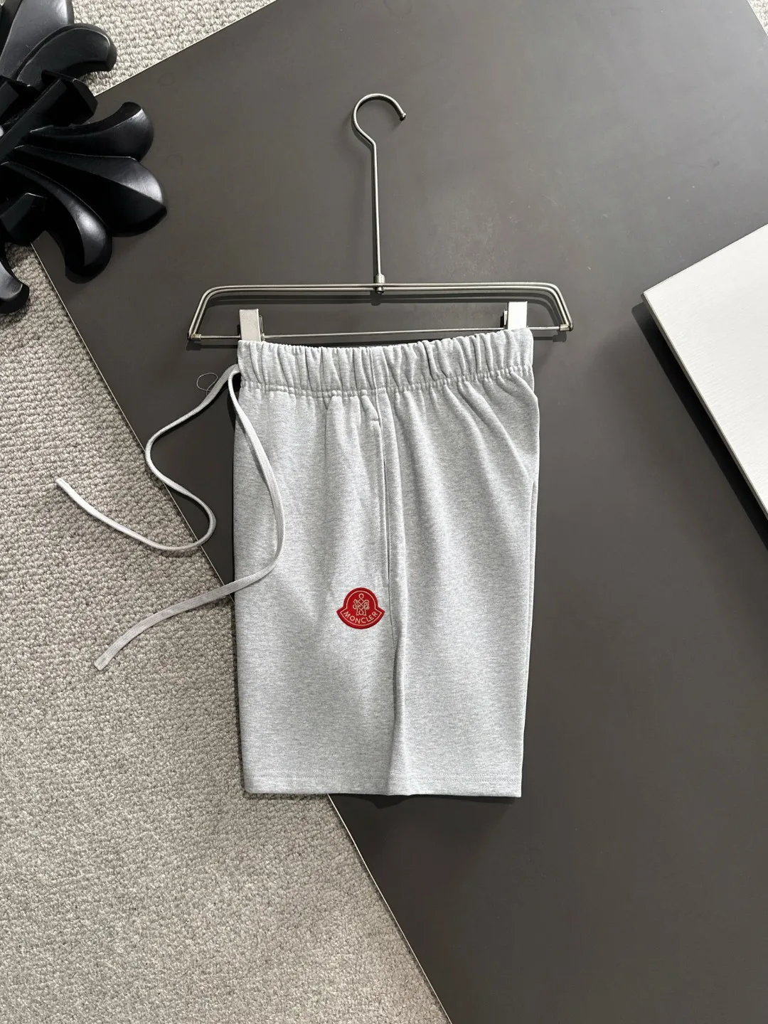 Next day shipment P300 High quality MONCLER/muzzle 2025 spring and summer new style high-definition elastic band casual solid color loose shorts, made with machines imported from Italy. The hem of the trousers is stitched with two needles. The stitching is fine and firm. The fabric is customized at the counter and has high breathability and comfort. The details are impeccable. The brand element design concept reflects high quality. It feels delicate and soft! It presents a casual cut and the upper body shape is great! Size: S-XXL