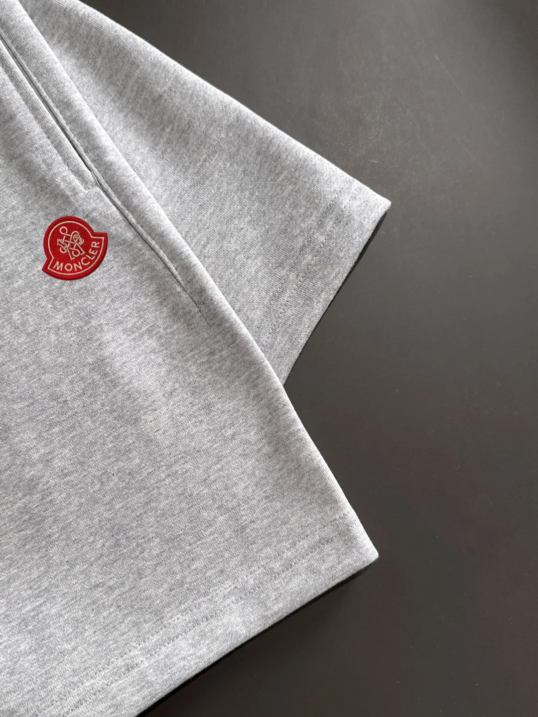 Next day shipment P300 High quality MONCLER/muzzle 2025 spring and summer new style high-definition elastic band casual solid color loose shorts, made with machines imported from Italy. The hem of the trousers is stitched with two needles. The stitching is fine and firm. The fabric is customized at the counter and has high breathability and comfort. The details are impeccable. The brand element design concept reflects high quality. It feels delicate and soft! It presents a casual cut and the upper body shape is great! Size: S-XXL