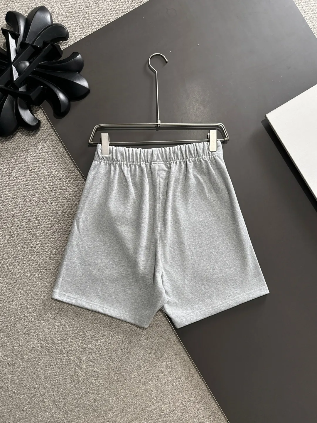 Next day shipment P300 High quality MONCLER/muzzle 2025 spring and summer new style high-definition elastic band casual solid color loose shorts, made with machines imported from Italy. The hem of the trousers is stitched with two needles. The stitching is fine and firm. The fabric is customized at the counter and has high breathability and comfort. The details are impeccable. The brand element design concept reflects high quality. It feels delicate and soft! It presents a casual cut and the upper body shape is great! Size: S-XXL