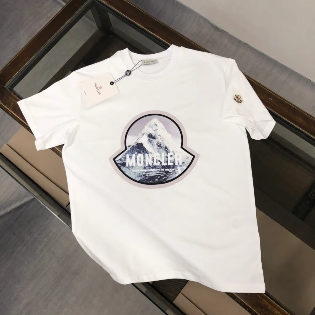 P160 🔥MONCLER New style, customized high-end ready-to-wear! Fashionable and trendy casual short-sleeved T-shirt, gentle, soft, delicate, skin-friendly, comfortable and cool, the chest pattern is stylish and full of vitality! A fashionable and versatile must-have! Color: black white Size: S～XL (loose version, please state your height and weight when placing an order)