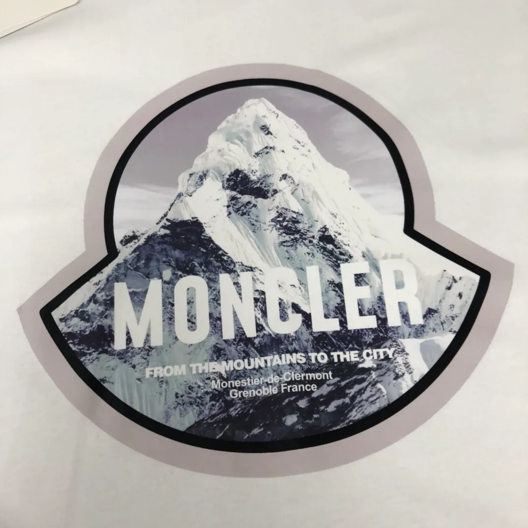 P160 🔥MONCLER New style, customized high-end ready-to-wear! Fashionable and trendy casual short-sleeved T-shirt, gentle, soft, delicate, skin-friendly, comfortable and cool, the chest pattern is stylish and full of vitality! A fashionable and versatile must-have! Color: black white Size: S～XL (loose version, please state your height and weight when placing an order)