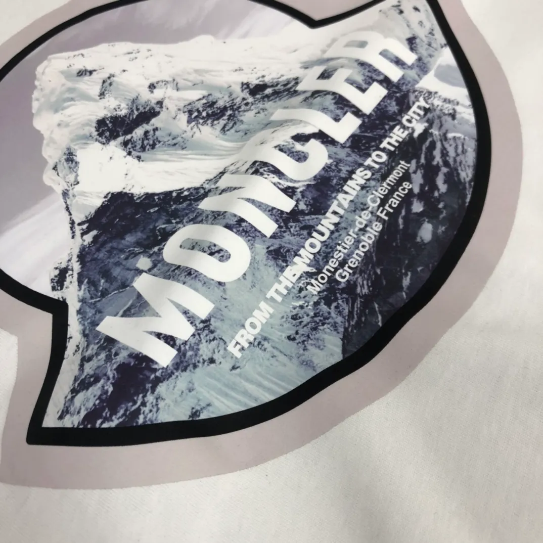 P160 🔥MONCLER New style, customized high-end ready-to-wear! Fashionable and trendy casual short-sleeved T-shirt, gentle, soft, delicate, skin-friendly, comfortable and cool, the chest pattern is stylish and full of vitality! A fashionable and versatile must-have! Color: black white Size: S～XL (loose version, please state your height and weight when placing an order)