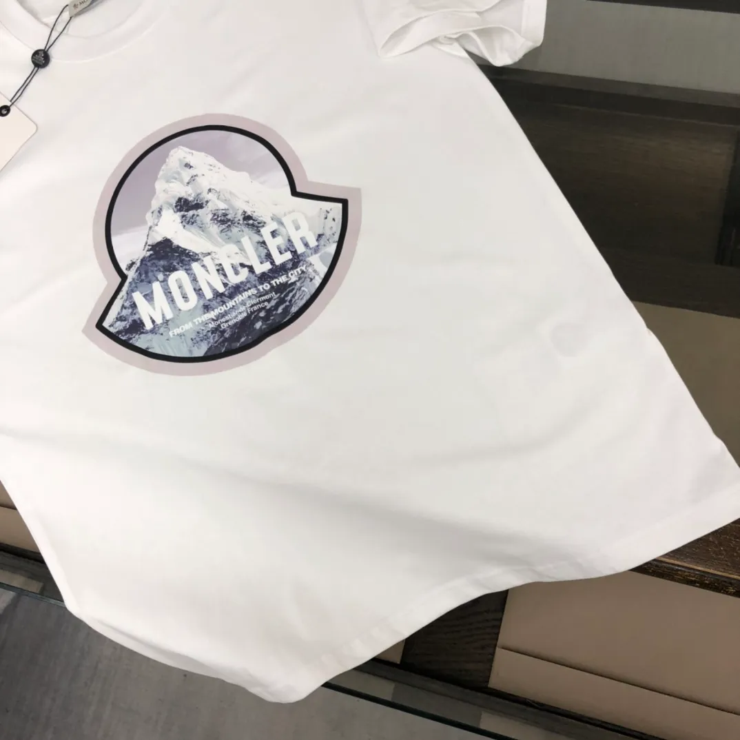P160 🔥MONCLER New style, customized high-end ready-to-wear! Fashionable and trendy casual short-sleeved T-shirt, gentle, soft, delicate, skin-friendly, comfortable and cool, the chest pattern is stylish and full of vitality! A fashionable and versatile must-have! Color: black white Size: S～XL (loose version, please state your height and weight when placing an order)
