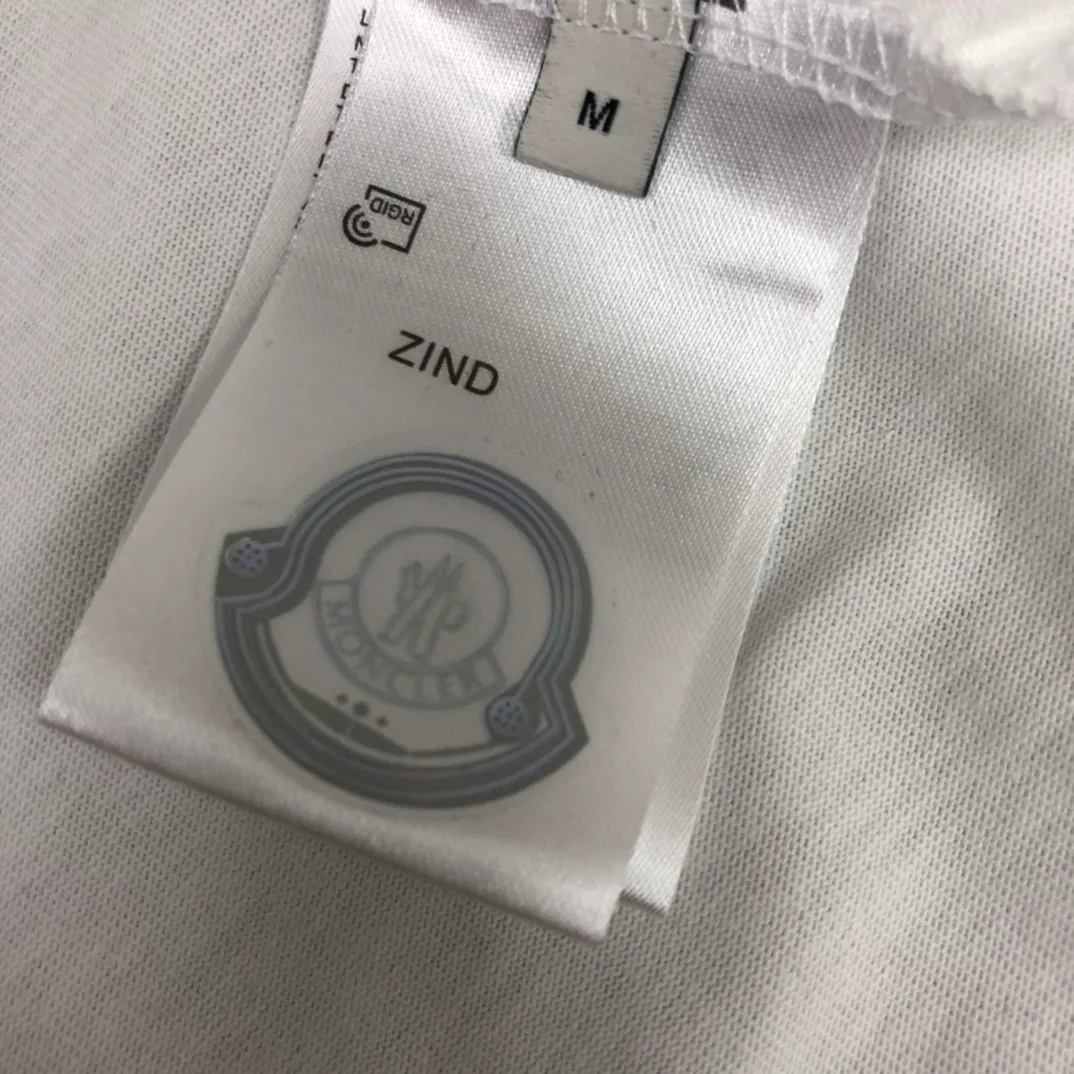 P160 🔥MONCLER New style, customized high-end ready-to-wear! Fashionable and trendy casual short-sleeved T-shirt, gentle, soft, delicate, skin-friendly, comfortable and cool, the chest pattern is stylish and full of vitality! A fashionable and versatile must-have! Color: black white Size: S～XL (loose version, please state your height and weight when placing an order)