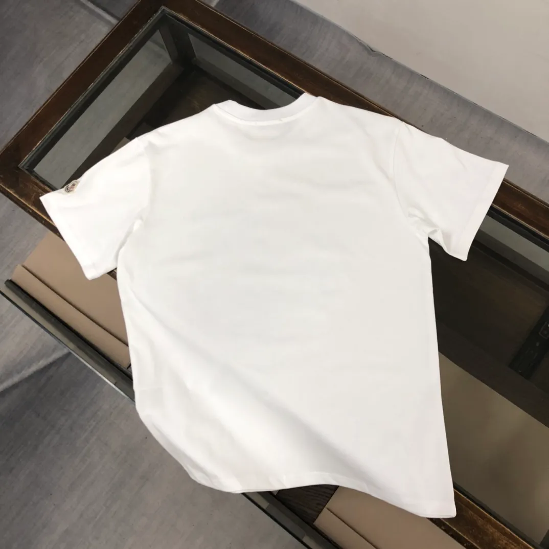 P160 🔥MONCLER New style, customized high-end ready-to-wear! Fashionable and trendy casual short-sleeved T-shirt, gentle, soft, delicate, skin-friendly, comfortable and cool, the chest pattern is stylish and full of vitality! A fashionable and versatile must-have! Color: black white Size: S～XL (loose version, please state your height and weight when placing an order)