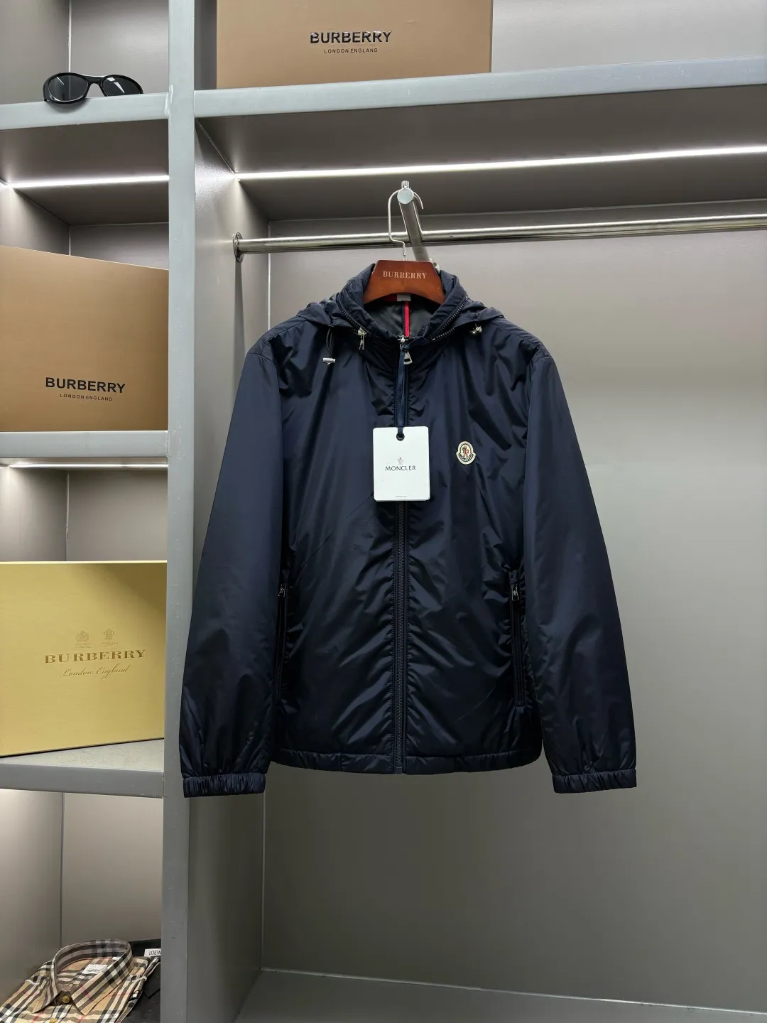 P640 Moncler New style thin cotton jacket with letters Original fabric Original accessories Official same style Made of imported polyester fabric, custom-made dyed in the same vat. Very comfortable and smooth to the touch Very wide and stylish. Will not deform after long-term wear. Produced by a first-line brand factory. The label is full and textured. The latest style for autumn and winter. Fashionable and personalized. Super versatile and good-looking. Very suitable for both men and women. A must-have for everyone. Color: Black Royal Blue Size: M-3XL