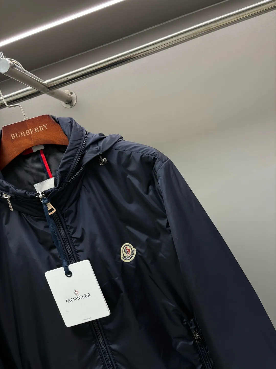 P640 Moncler New style thin cotton jacket with letters Original fabric Original accessories Official same style Made of imported polyester fabric, custom-made dyed in the same vat. Very comfortable and smooth to the touch Very wide and stylish. Will not deform after long-term wear. Produced by a first-line brand factory. The label is full and textured. The latest style for autumn and winter. Fashionable and personalized. Super versatile and good-looking. Very suitable for both men and women. A must-have for everyone. Color: Black Royal Blue Size: M-3XL