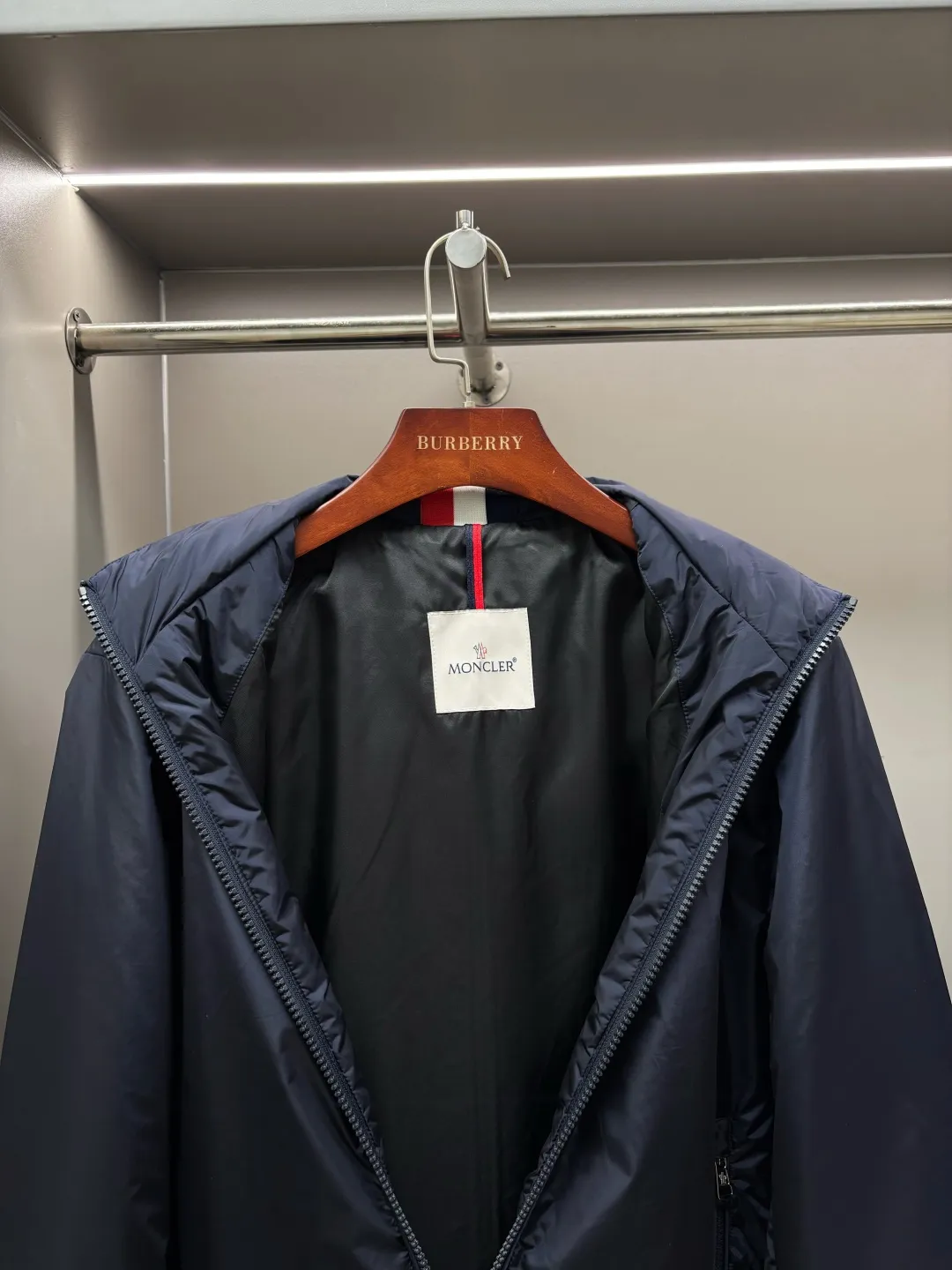 P640 Moncler New style thin cotton jacket with letters Original fabric Original accessories Official same style Made of imported polyester fabric, custom-made dyed in the same vat. Very comfortable and smooth to the touch Very wide and stylish. Will not deform after long-term wear. Produced by a first-line brand factory. The label is full and textured. The latest style for autumn and winter. Fashionable and personalized. Super versatile and good-looking. Very suitable for both men and women. A must-have for everyone. Color: Black Royal Blue Size: M-3XL