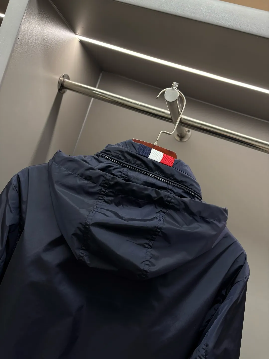 P640 Moncler New style thin cotton jacket with letters Original fabric Original accessories Official same style Made of imported polyester fabric, custom-made dyed in the same vat. Very comfortable and smooth to the touch Very wide and stylish. Will not deform after long-term wear. Produced by a first-line brand factory. The label is full and textured. The latest style for autumn and winter. Fashionable and personalized. Super versatile and good-looking. Very suitable for both men and women. A must-have for everyone. Color: Black Royal Blue Size: M-3XL