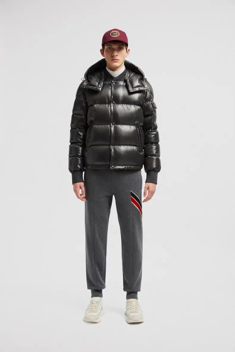 P920 [Top version] MONCLER/Mongolian, 2024ss latest classic autumn and winter down jacket #The highest version on the market 1:1 replica developed from the original board Fabric: Made of heavy industry top 90 white duck down, full and fluffy The hardware accessories are all imported original customization. Full of thickness The texture is different from market products Can be compared at the counter Highly restored Same style for men and women Counter synchronization Code number: 1 2 3 4 5