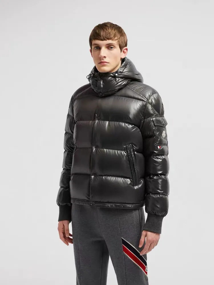 P920 [Top version] MONCLER/Mongolian, 2024ss latest classic autumn and winter down jacket #The highest version on the market 1:1 replica developed from the original board Fabric: Made of heavy industry top 90 white duck down, full and fluffy The hardware accessories are all imported original customization. Full of thickness The texture is different from market products Can be compared at the counter Highly restored Same style for men and women Counter synchronization Code number: 1 2 3 4 5