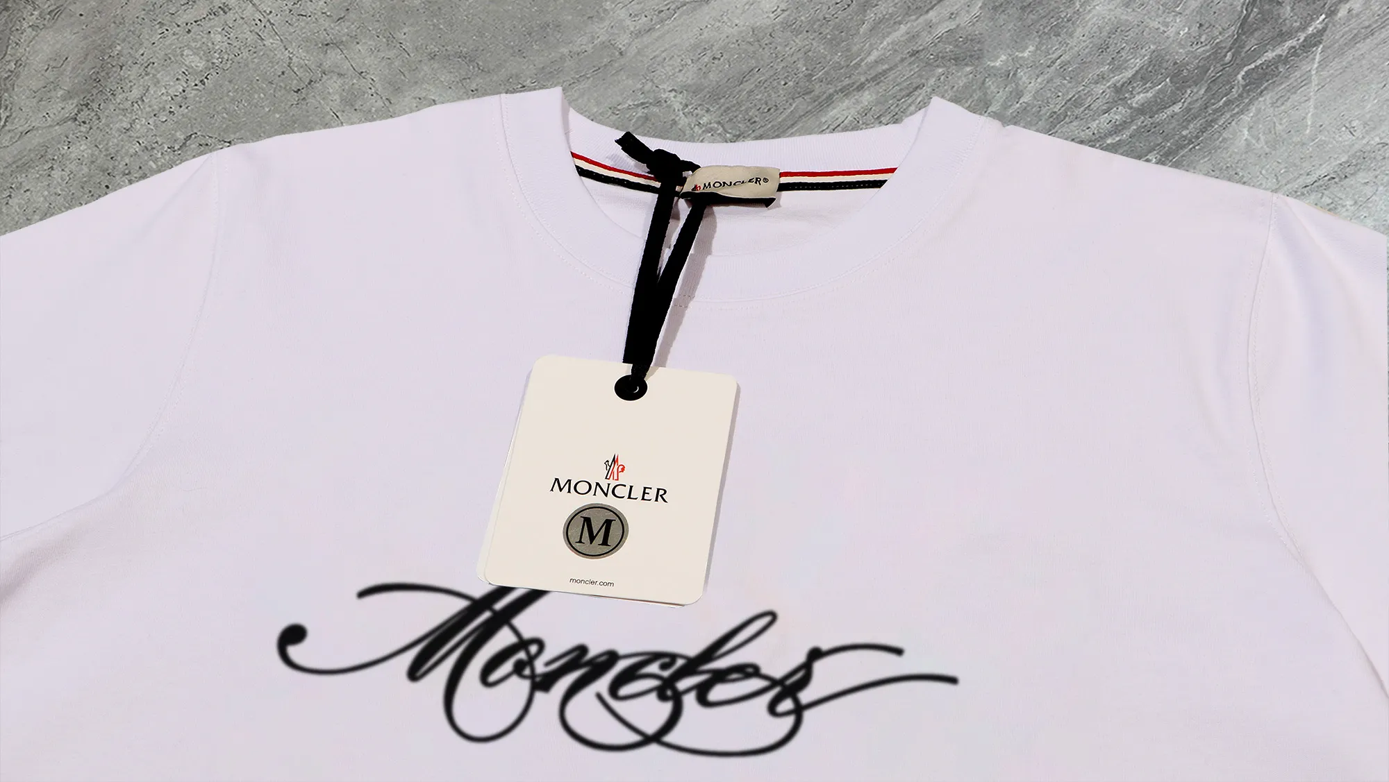 P210 High-version sweatshirt) [Long-term stock] 〖𝐌𝐎𝐍𝐂𝐋𝐄𝐑~Mask〗 Made of 440g heavy-weight fabric. It is different from the market currency. It can be matched with any variety and is properly handsome. 😎The whole dress is made of double waistcoats. The double waistcoats make the whole dress more three-dimensional. Not ordinary factories can do such fine work. 2025 Spring runway version of the T stage, on sale at the counter, round neck terry sweatshirt, high-end double-strand pure cotton, custom-made stretch ribs, dyed in the same vat, complete with three standards, matched with exquisite embroidered LOGO on the chest, simple and advanced, same style for men and women. Color: black, apricot, white, size: S M L XL 2XL