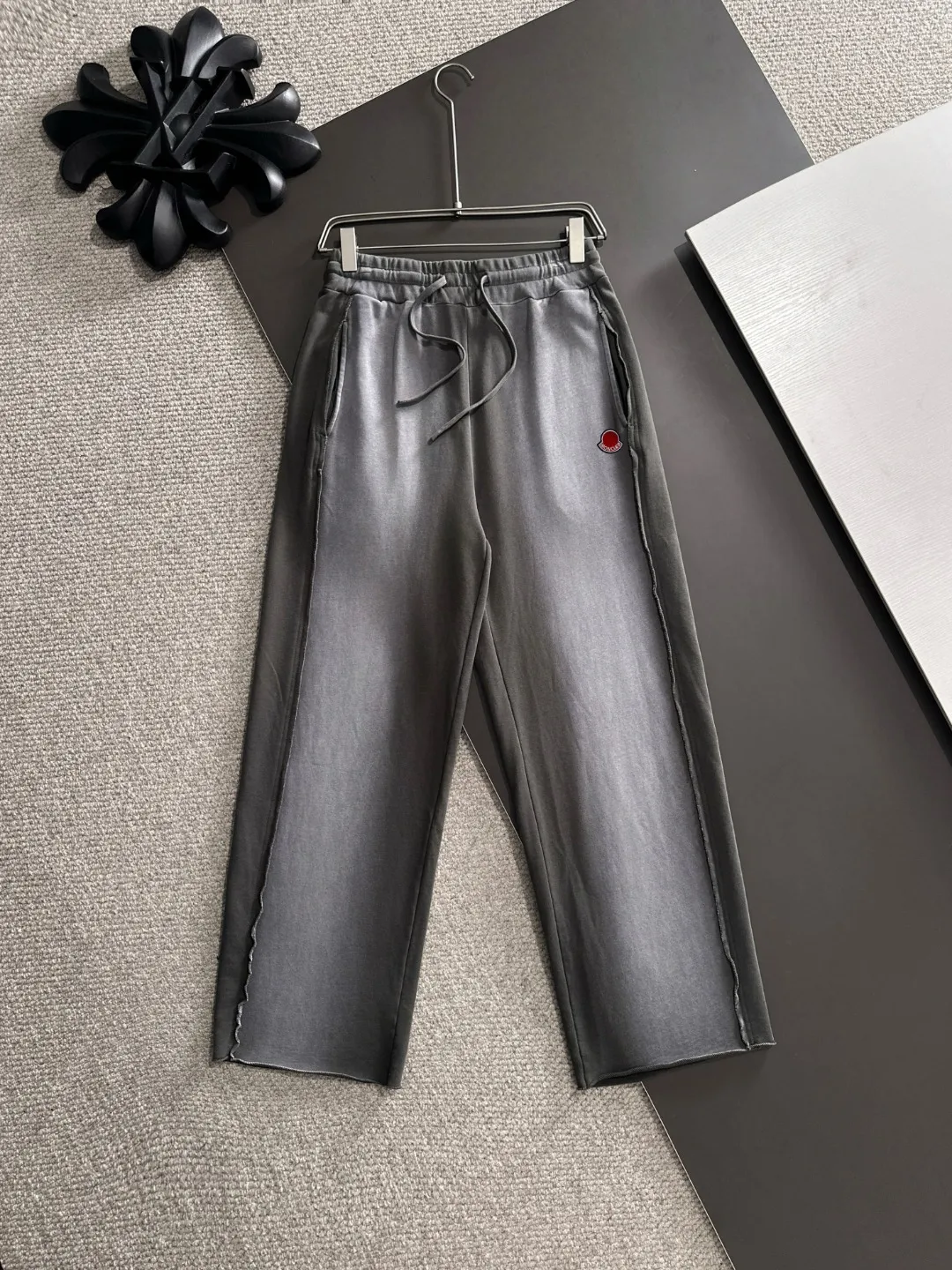 Next day shipment P360 MONCLER/Mongoose Exclusive first release of 25ss autumn and winter new high-quality trousers Compare real-life details at will A perfect choice for autumn and winter. A must-have item. Loose fit. Please refer to the size chart when placing an order: S to XL (or state your height and weight when placing an order)