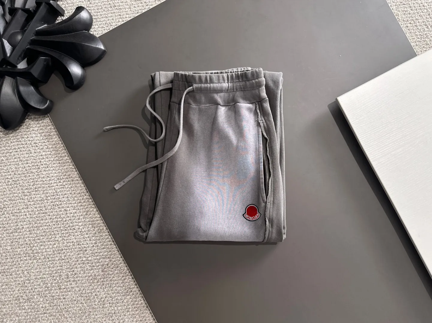 Next day shipment P360 MONCLER/Mongoose Exclusive first release of 25ss autumn and winter new high-quality trousers Compare real-life details at will A perfect choice for autumn and winter. A must-have item. Loose fit. Please refer to the size chart when placing an order: S to XL (or state your height and weight when placing an order)