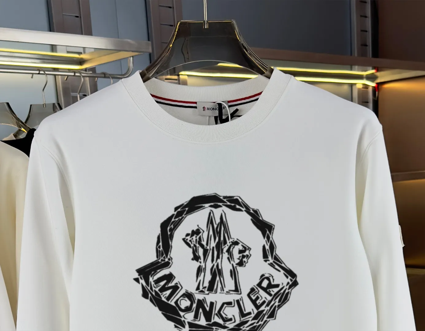 P210 High-version sweatshirt) [Long-term stock] 〖𝐌𝐎𝐍𝐂𝐋𝐄𝐑~Mask〗 Made of 440g heavy-weight fabric. It is different from the market currency. It can be matched with any variety and is properly handsome. 😎The whole dress is made of double waistcoats. The double waistcoats make the whole dress more three-dimensional. Not ordinary factories can do such fine work. 2025 Spring runway version of the T stage, on sale at the counter, round neck terry sweatshirt, high-end double-strand pure cotton, custom-made stretch ribs, dyed in the same vat, complete with three standards, matched with exquisite embroidered LOGO on the chest, simple and advanced, same style for men and women. Color: black, apricot, white, size: S M L XL 2XL