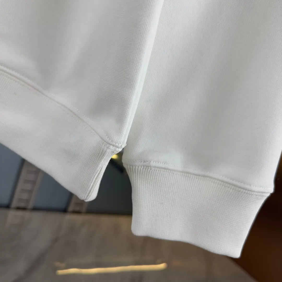P210 High-version sweatshirt) [Long-term stock] 〖𝐌𝐎𝐍𝐂𝐋𝐄𝐑~Mask〗 Made of 440g heavy-weight fabric. It is different from the market currency. It can be matched with any variety and is properly handsome. 😎The whole dress is made of double waistcoats. The double waistcoats make the whole dress more three-dimensional. Not ordinary factories can do such fine work. 2025 Spring runway version of the T stage, on sale at the counter, round neck terry sweatshirt, high-end double-strand pure cotton, custom-made stretch ribs, dyed in the same vat, complete with three standards, matched with exquisite embroidered LOGO on the chest, simple and advanced, same style for men and women. Color: black, apricot, white, size: S M L XL 2XL