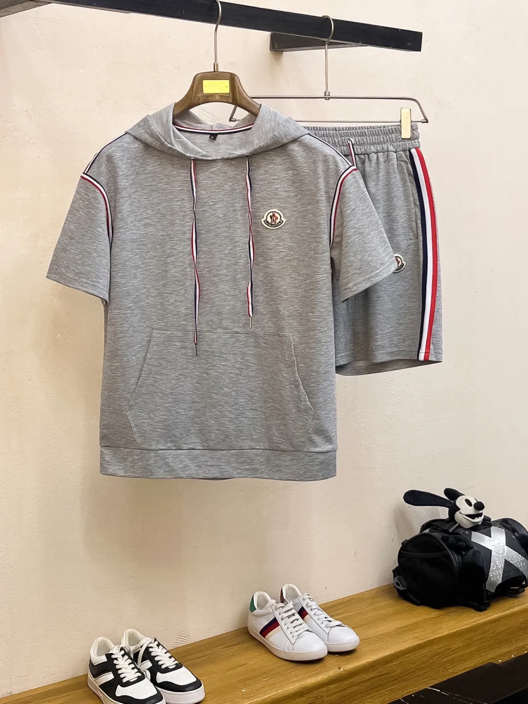P560 Brand [MONCLER Mouth Covered] 2025 round neck short-sleeved shorts suit. The pure cotton fabric upper body will not be stuffy, the smooth and comfortable skin-friendly effect is more breathable, the fabric has its own texture, classic logo technology, a new interpretation from a unique angle, the first choice for fashion and versatility! Size: M-3XL (maximum wear: 190 pounds)
