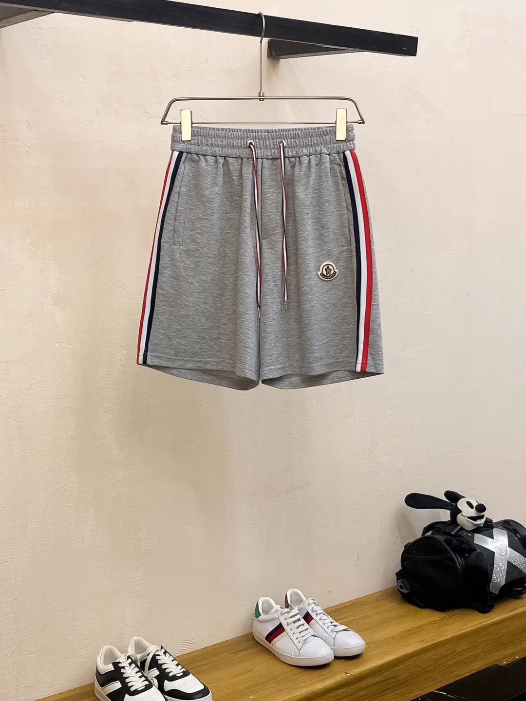 P560 Brand [MONCLER Mouth Covered] 2025 round neck short-sleeved shorts suit. The pure cotton fabric upper body will not be stuffy, the smooth and comfortable skin-friendly effect is more breathable, the fabric has its own texture, classic logo technology, a new interpretation from a unique angle, the first choice for fashion and versatility! Size: M-3XL (maximum wear: 190 pounds)