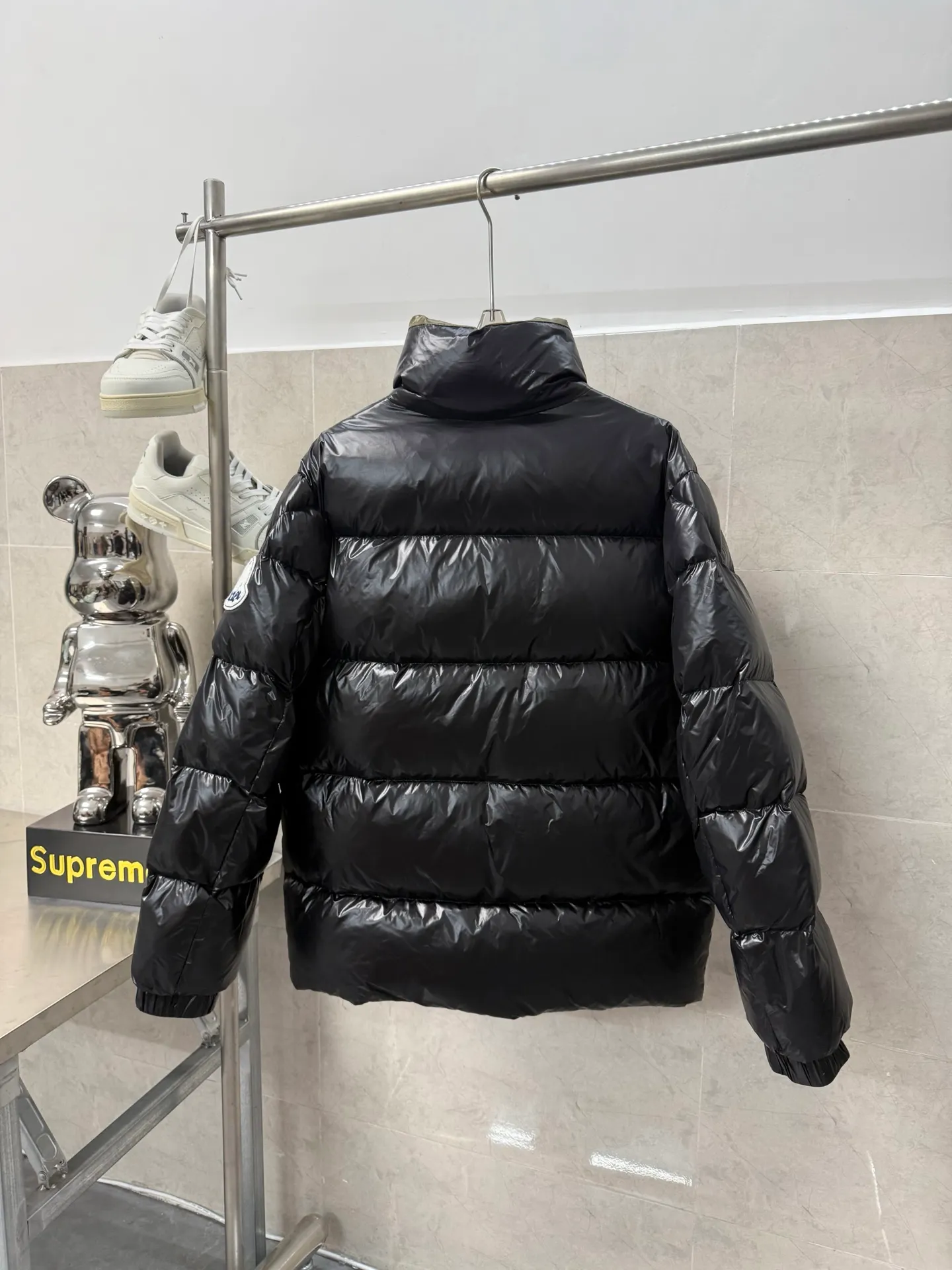 P920 Moncler's new Tripiti men's short down jacket. The Tripiti down jacket is made of functional glossy nylon fabric. It is comfortable and warm without being heavy. The chenille logo patch highlights the essence of the brand. Color: black white Size: 12345