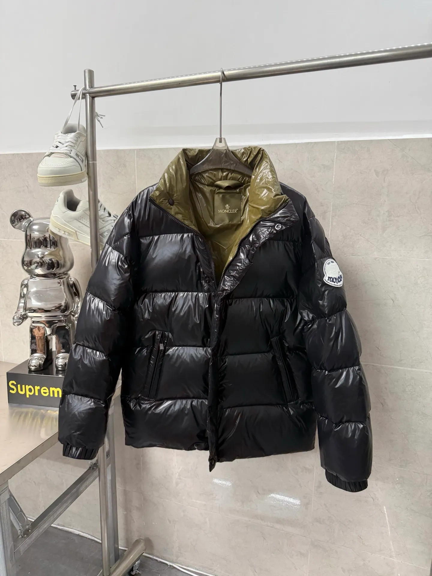 P920 Moncler's new Tripiti men's short down jacket. The Tripiti down jacket is made of functional glossy nylon fabric. It is comfortable and warm without being heavy. The chenille logo patch highlights the essence of the brand. Color: black white Size: 12345