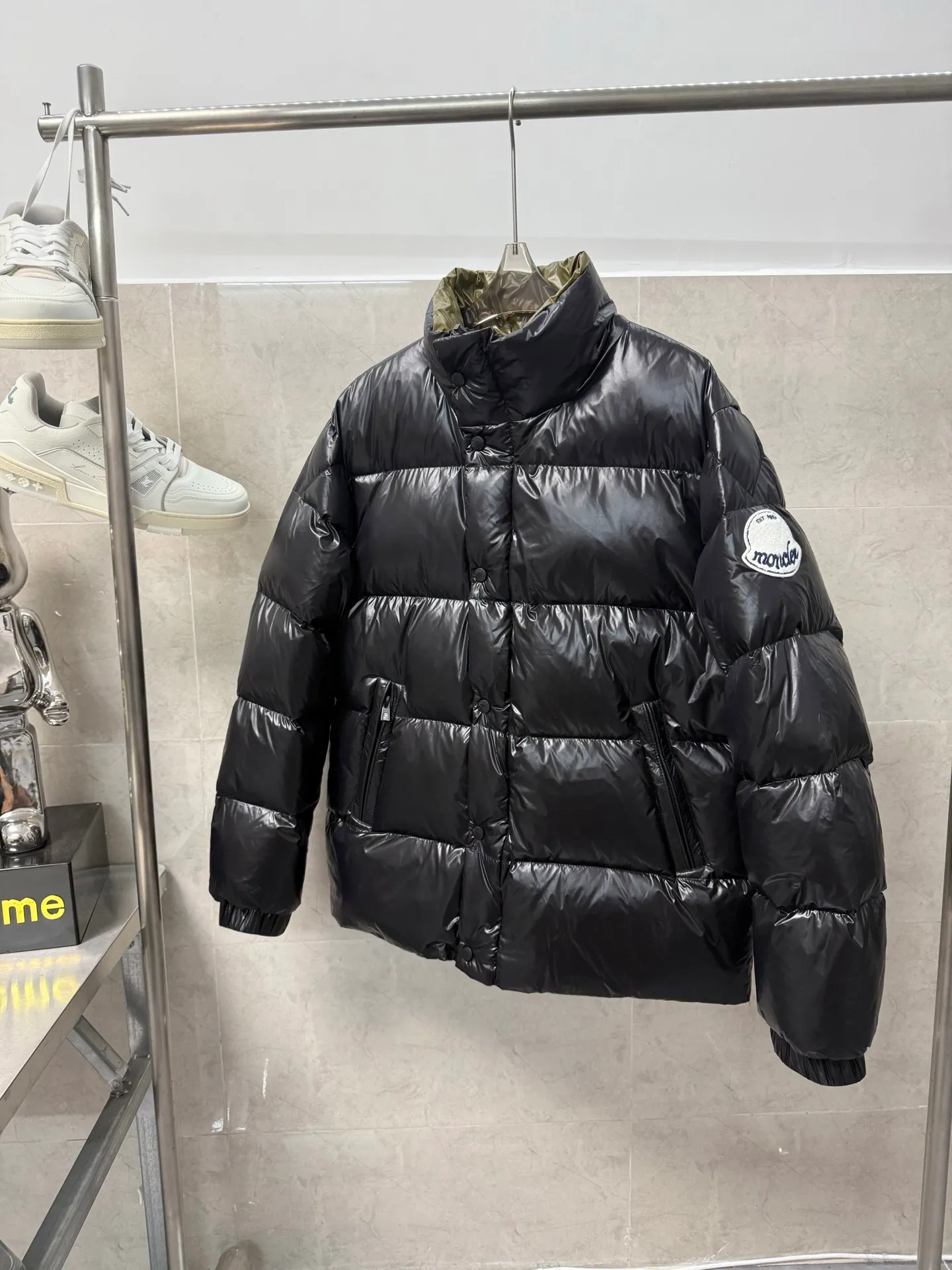 P920 Moncler's new Tripiti men's short down jacket. The Tripiti down jacket is made of functional glossy nylon fabric. It is comfortable and warm without being heavy. The chenille logo patch highlights the essence of the brand. Color: black white Size: 12345