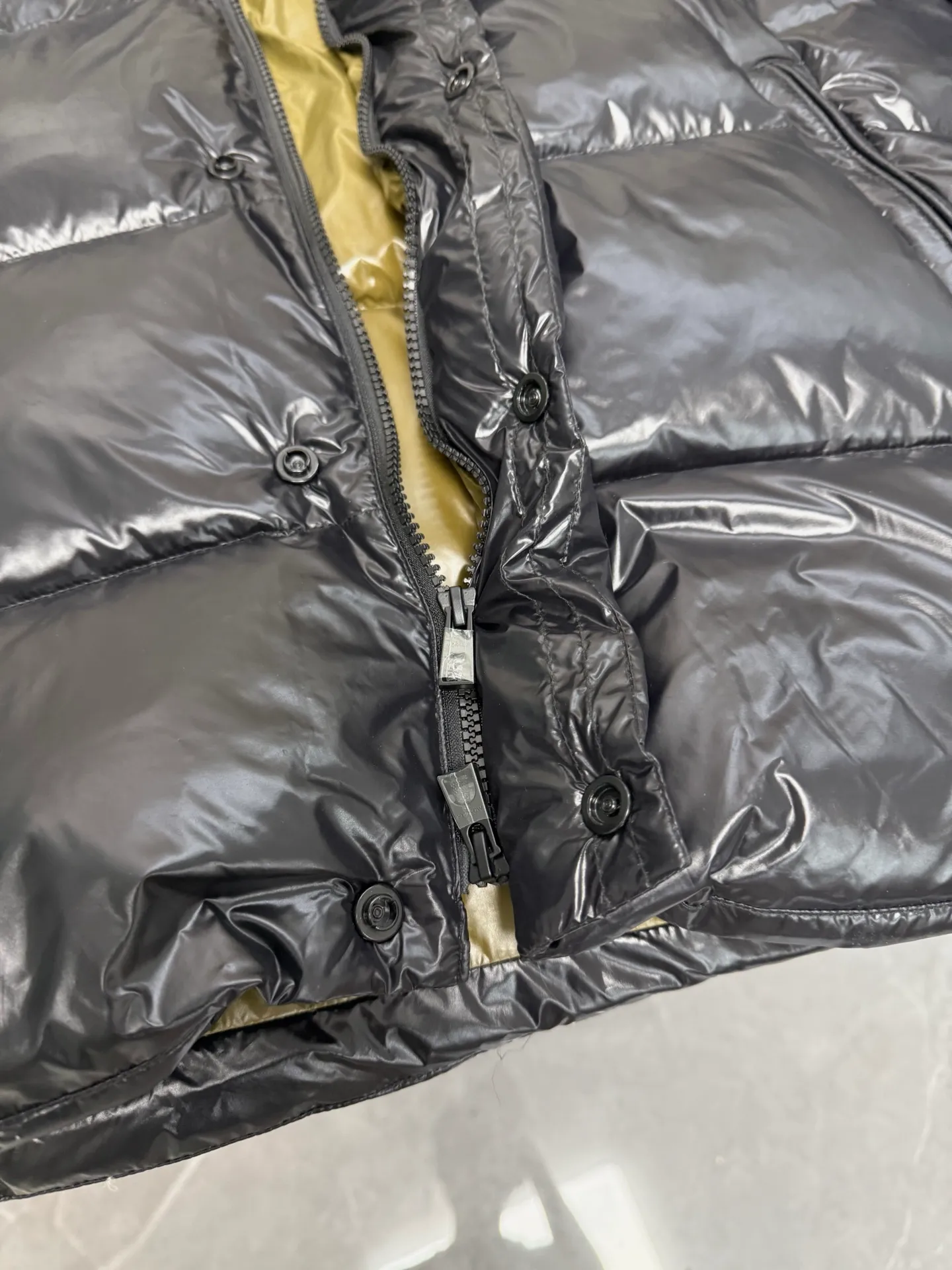 P920 Moncler's new Tripiti men's short down jacket. The Tripiti down jacket is made of functional glossy nylon fabric. It is comfortable and warm without being heavy. The chenille logo patch highlights the essence of the brand. Color: black white Size: 12345
