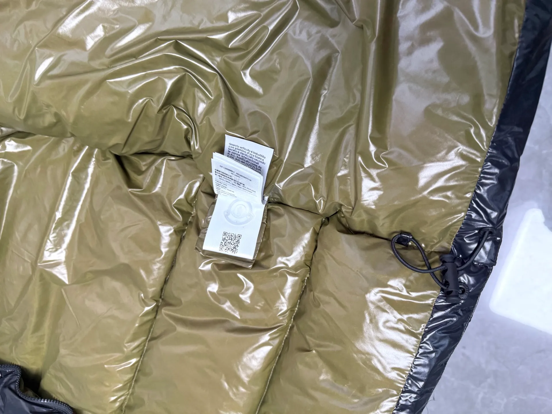 P920 Moncler's new Tripiti men's short down jacket. The Tripiti down jacket is made of functional glossy nylon fabric. It is comfortable and warm without being heavy. The chenille logo patch highlights the essence of the brand. Color: black white Size: 12345